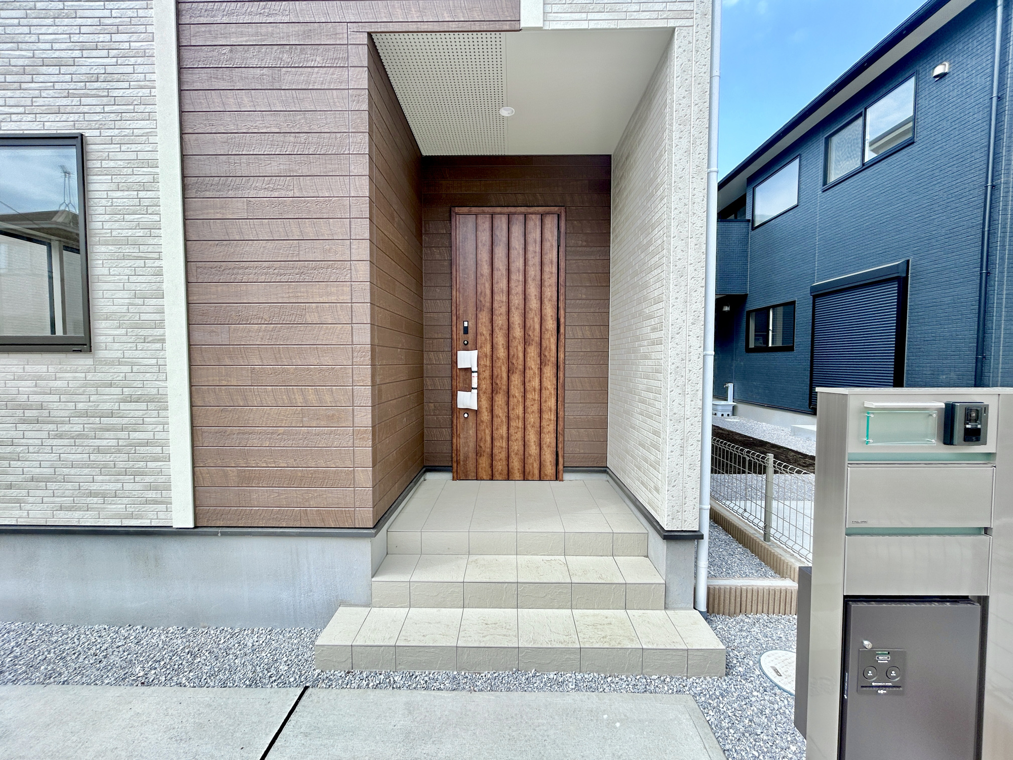 藤岡市藤岡　新築住宅全2棟の玄関|同社施工例