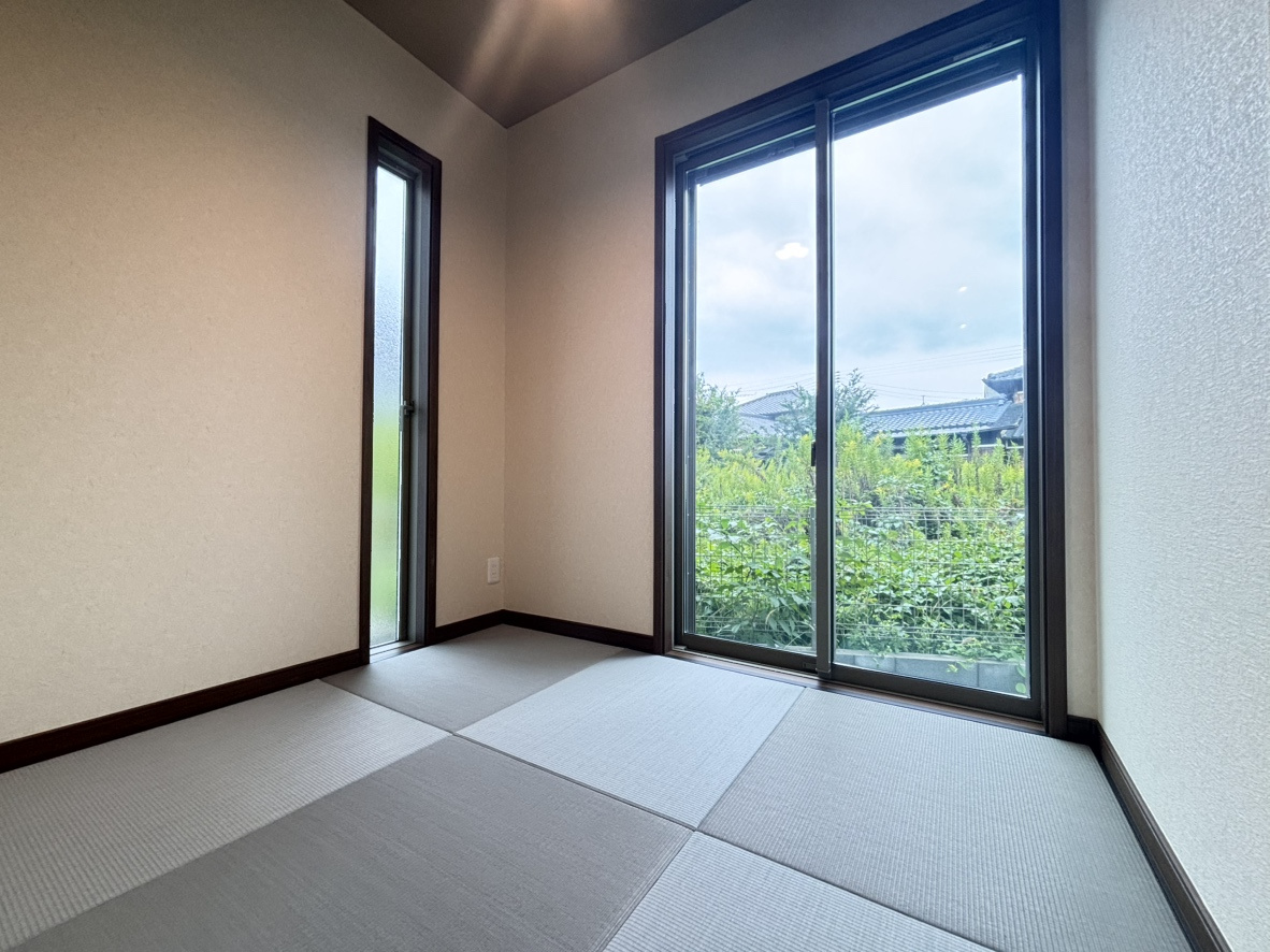 西宮市山口町下山口４丁目新築戸建の和室|◇1階には約2.5帖の畳コーナーを設けており、小さなお子様の遊び場やお昼寝スペースなど、多目的にご活用でき、キッチンから目が届く位置にあるため、お料理をしながらお子様を見守れるのも嬉しいポイントです。
