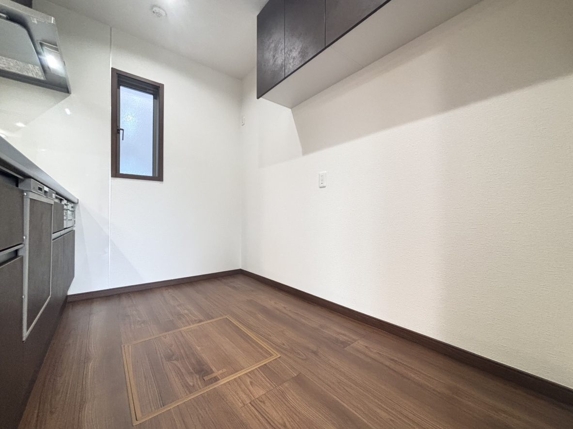 西宮市山口町下山口４丁目新築戸建のキッチン|◇キッチン背面にはカップボードや冷蔵庫を置けるスペースを確保。食器や調理家電、食材などをまとめて収納でき、キッチンまわりをすっきりと整理しながら快適にお料理をお楽しみいただけます。