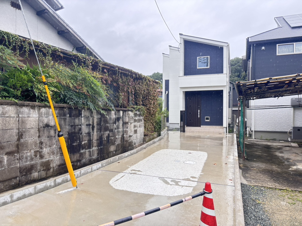 西宮市山口町下山口４丁目新築戸建の外観|◇敷地内には車2台を縦列駐車できるスペースを確保。ご夫婦でお車をお持ちのご家庭や、来客時にも便利な駐車スペースです。