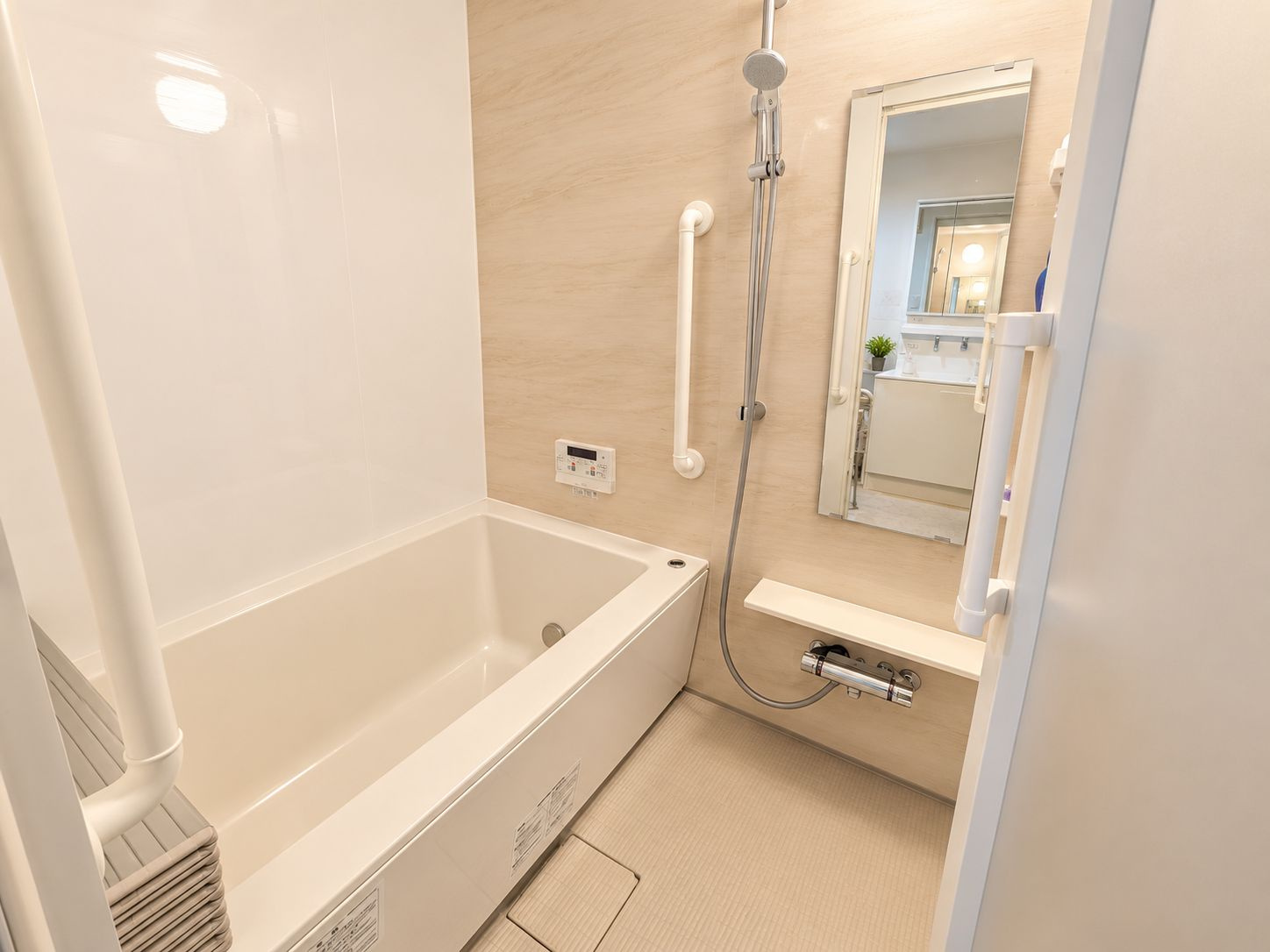 ライオンズマンション泉佐野の浴室|居住中のお部屋のため、一部画像を加工しております。