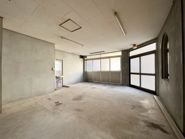 大阪市生野区小路東4丁目の内装|広さを感じられる開放的な事務所・店舗スペース。間仕切りの少ない空間で、デスクや棚などの配置を工夫しや