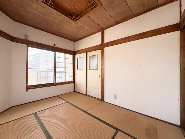 大阪市生野区小路東4丁目の和室|木目の天井や柱が印象的な、昔ながらの趣を感じる和室。窓から自然光が差し込み、畳の上でくつろいだり、お