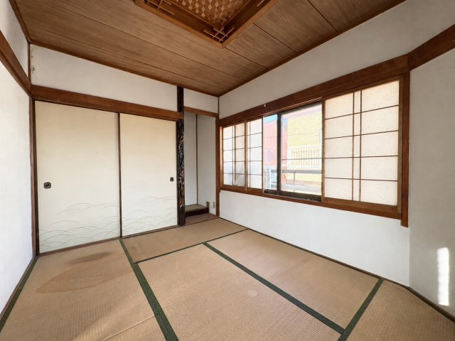 大阪市生野区小路東4丁目の和室|押入れと床の間を備えた和室。布団や季節用品を収納できるほか、床の間には花や小物を飾るなど、和室ならで