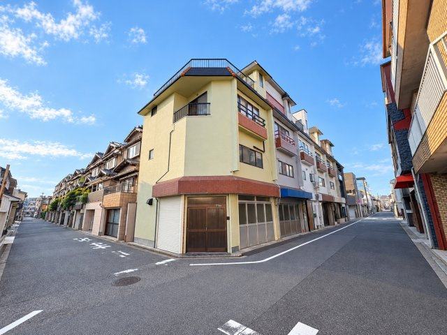 大阪市生野区小路東4丁目の前面道路含む現地写真|2方向の道路に面した開放感のある角地物件。建物の外観が道路側から見えやすく、事務所や店舗としての利用