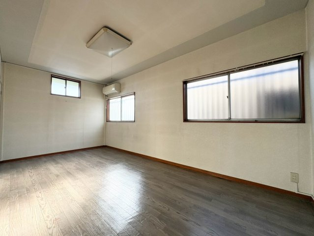 大阪市生野区小路東4丁目の洋室|複数の窓から自然光を取り込める洋室。窓が異なる位置に設けられているため、日中の明るさを感じられ、開閉