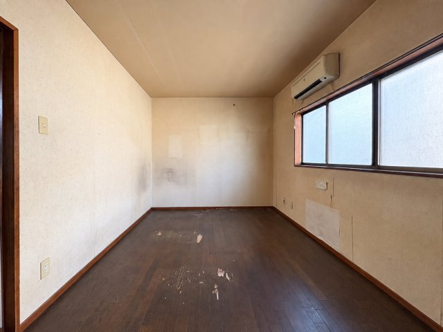 大阪市生野区小路東4丁目の洋室|窓から自然光を取り込める洋室。奥行きのある空間は、ベッドやデスクなどの家具配置を考えやすく、寝室や趣