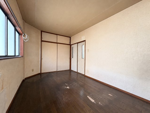 大阪市生野区小路東4丁目の洋室|収納スペースを備えた洋室。衣類や日用品をまとめて収納でき、居住スペースをすっきり使えるのが魅力です。