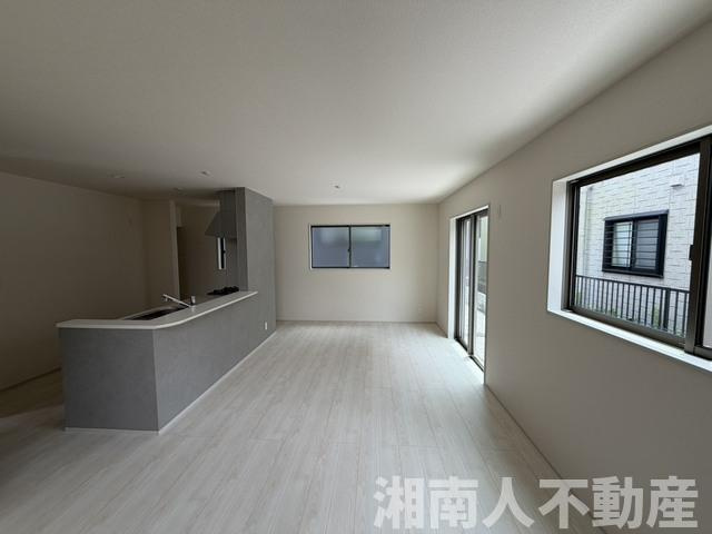 逗子市池子２丁目２８３－９１新築戸建ての居間・リビング|ゆったりとしたリビングです