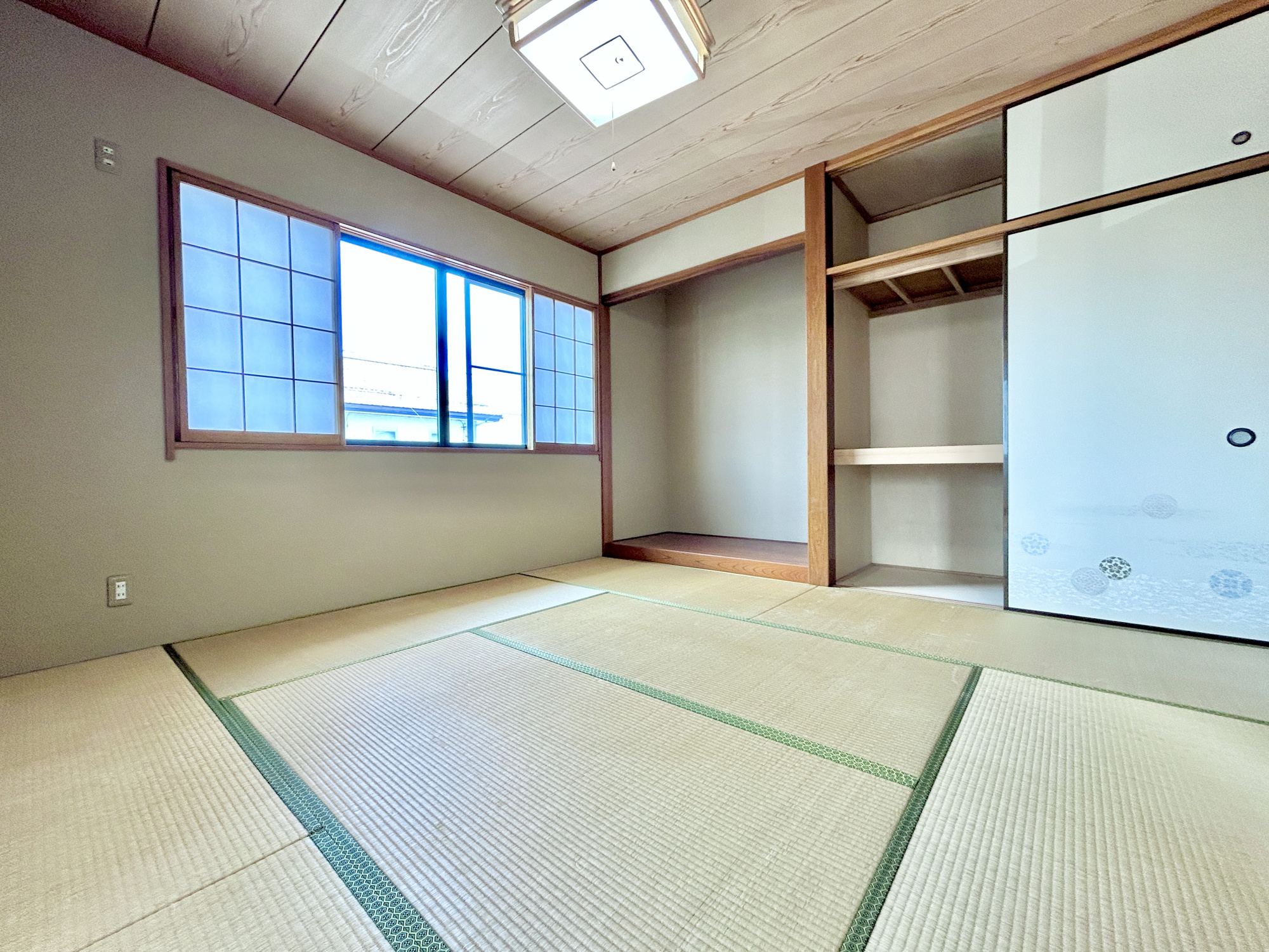 前橋市六供町　中古住宅の和室|大きな窓からたっぷりと陽光が注がれる明るい空間。
