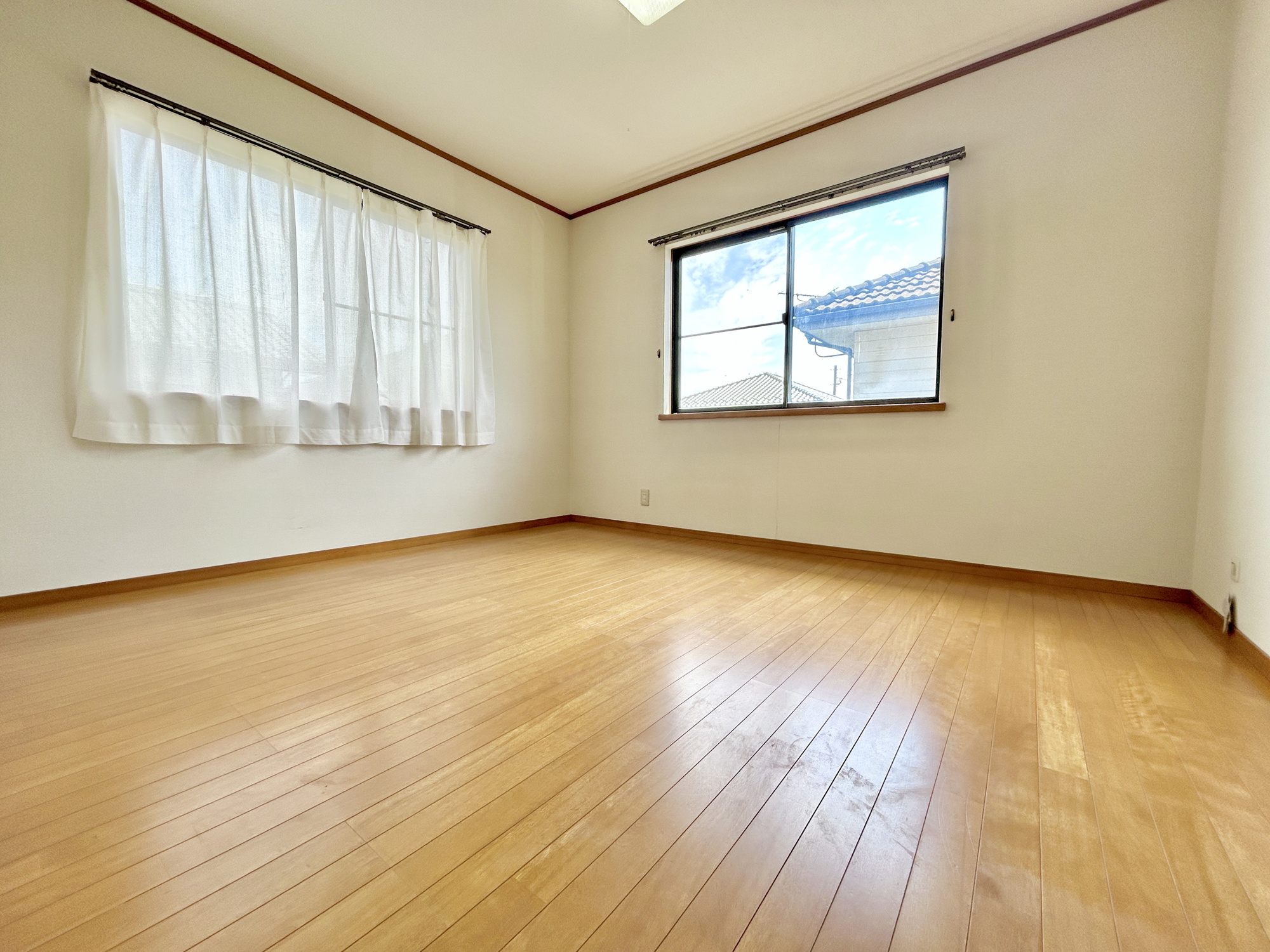 前橋市六供町　中古住宅の寝室|家族一人ひとりの大切なプライベート空間。趣味に合わせて使って頂けるようシンプルに仕上げてあります。暮らし心地を大きく左右する収納を、適材適所に配置し使い勝手を考慮しました。
