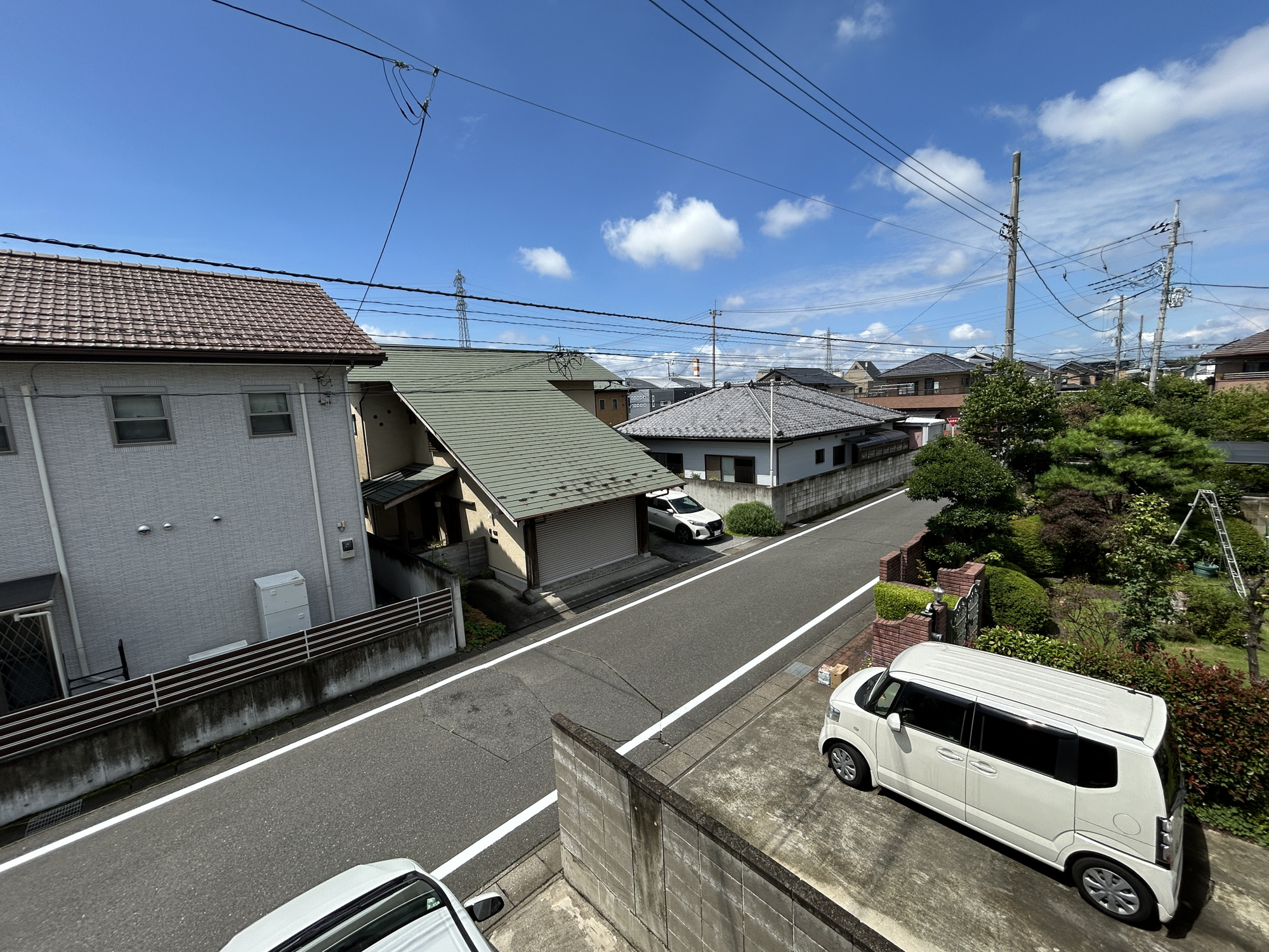 前橋市六供町　中古住宅の展望|前面道路は閑静な住宅地をはしる車通りの少ない道路。お車の出し入れが苦手なママや小さなお子様にも安心ですね。しっかり舗装もされているので、ベビーカーや自転車で通っても快適に通行できます。
