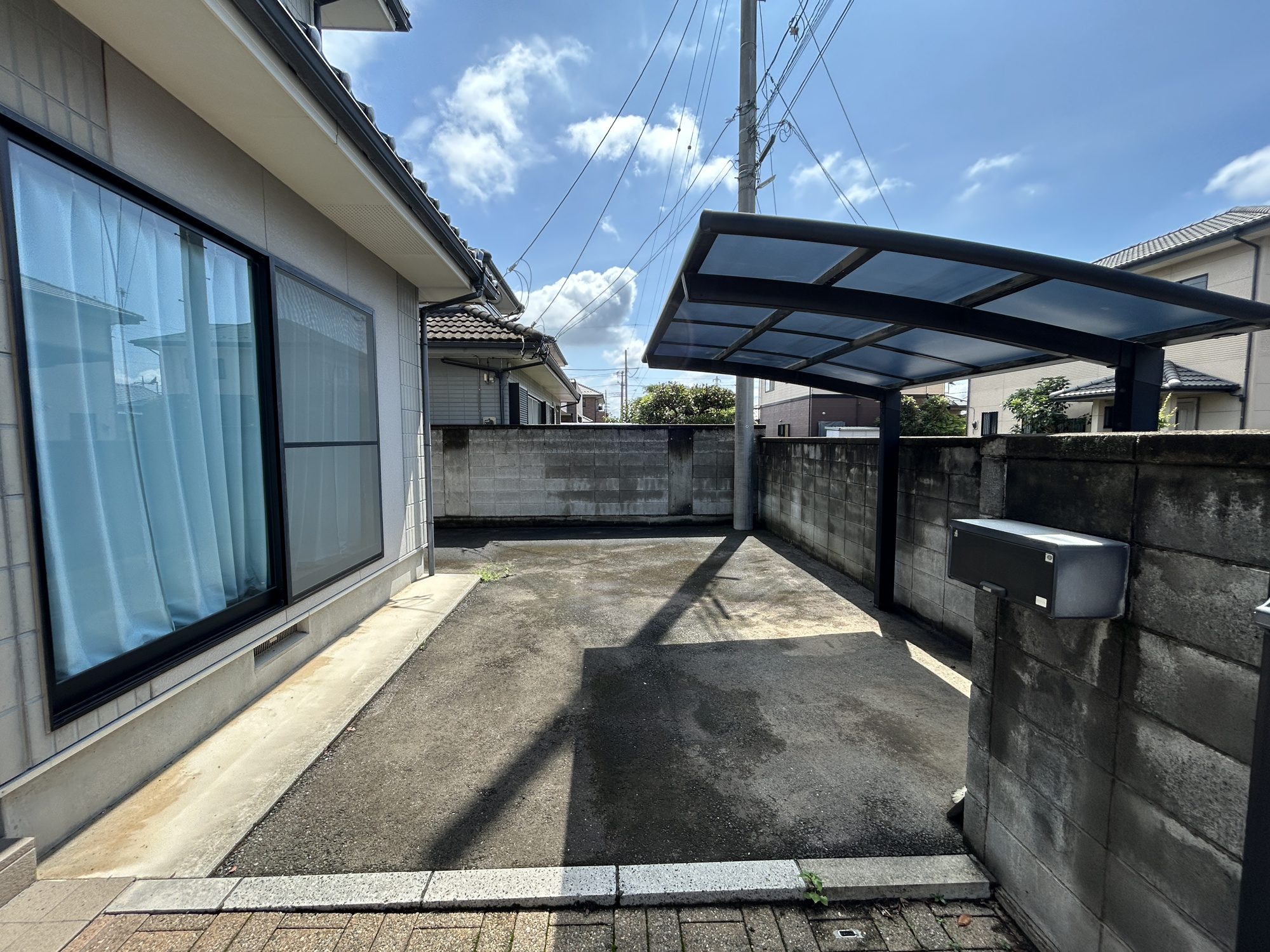 前橋市六供町　中古住宅の庭|サイクルポート付で自転車やバイクの駐車も可能です♪