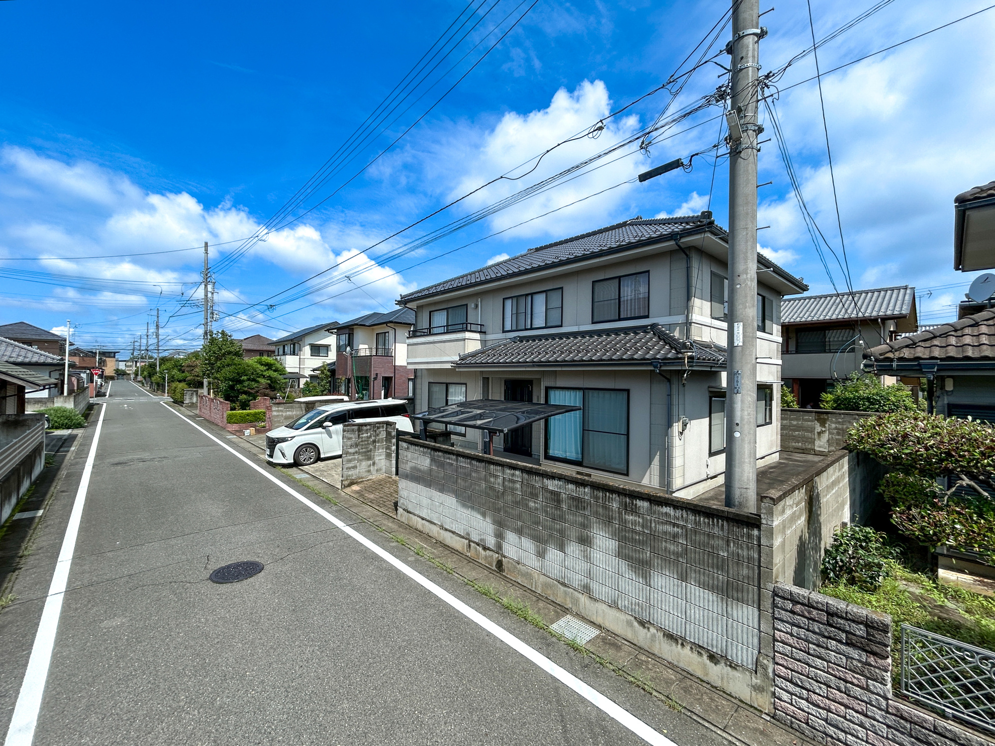 前橋市六供町　中古住宅の前面道路含む現地写真|閑静な住宅街なので、周囲の住宅街とも程よい距離があります。習い事の練習なども安心して取り組めます。

