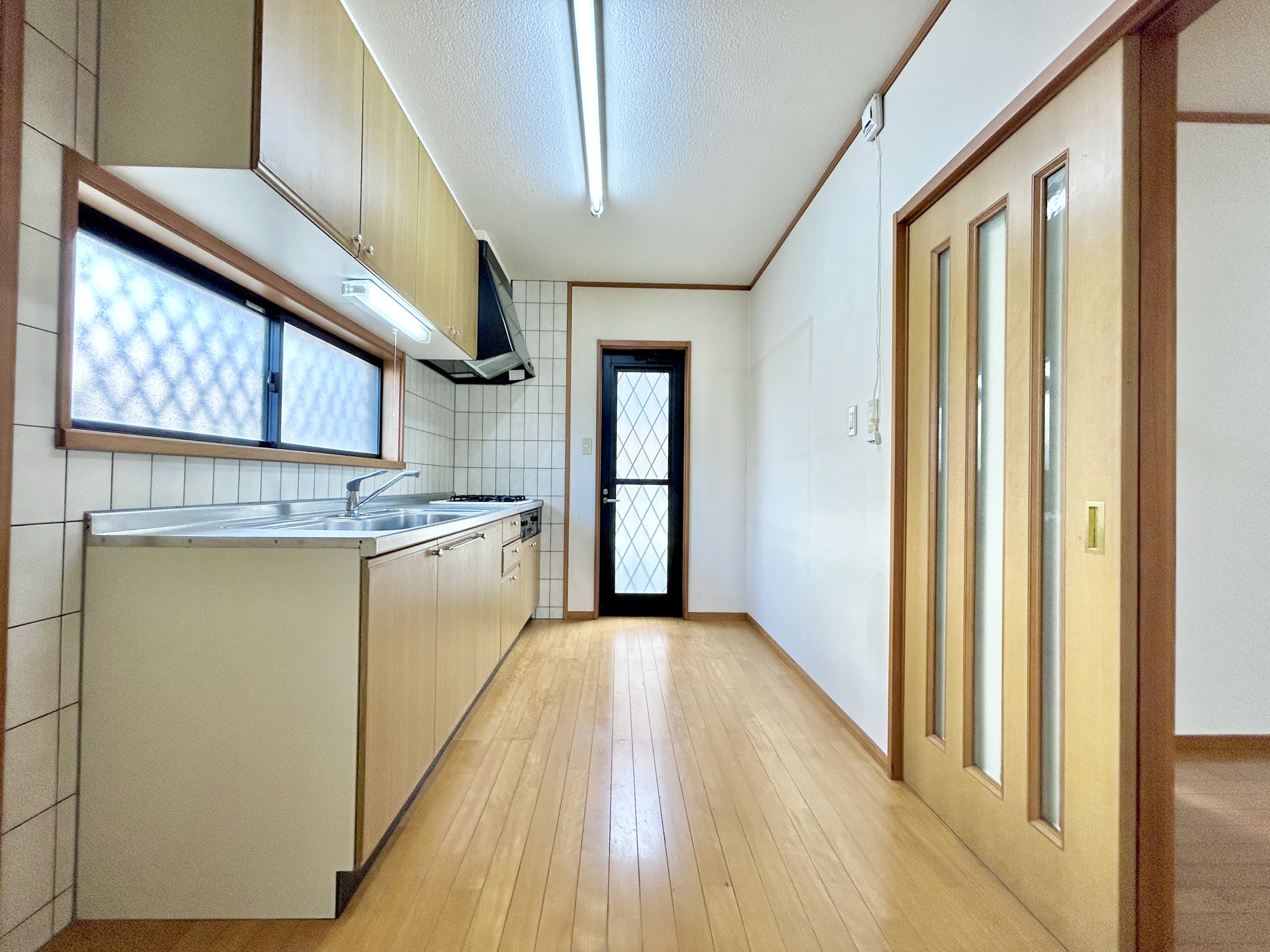 前橋市六供町　中古住宅のキッチン|"収納が多いのでキッチンの上は常にきれいに保てます！！
お料理がしたくなるそんな嬉しい・楽しいキッチンです♪"
