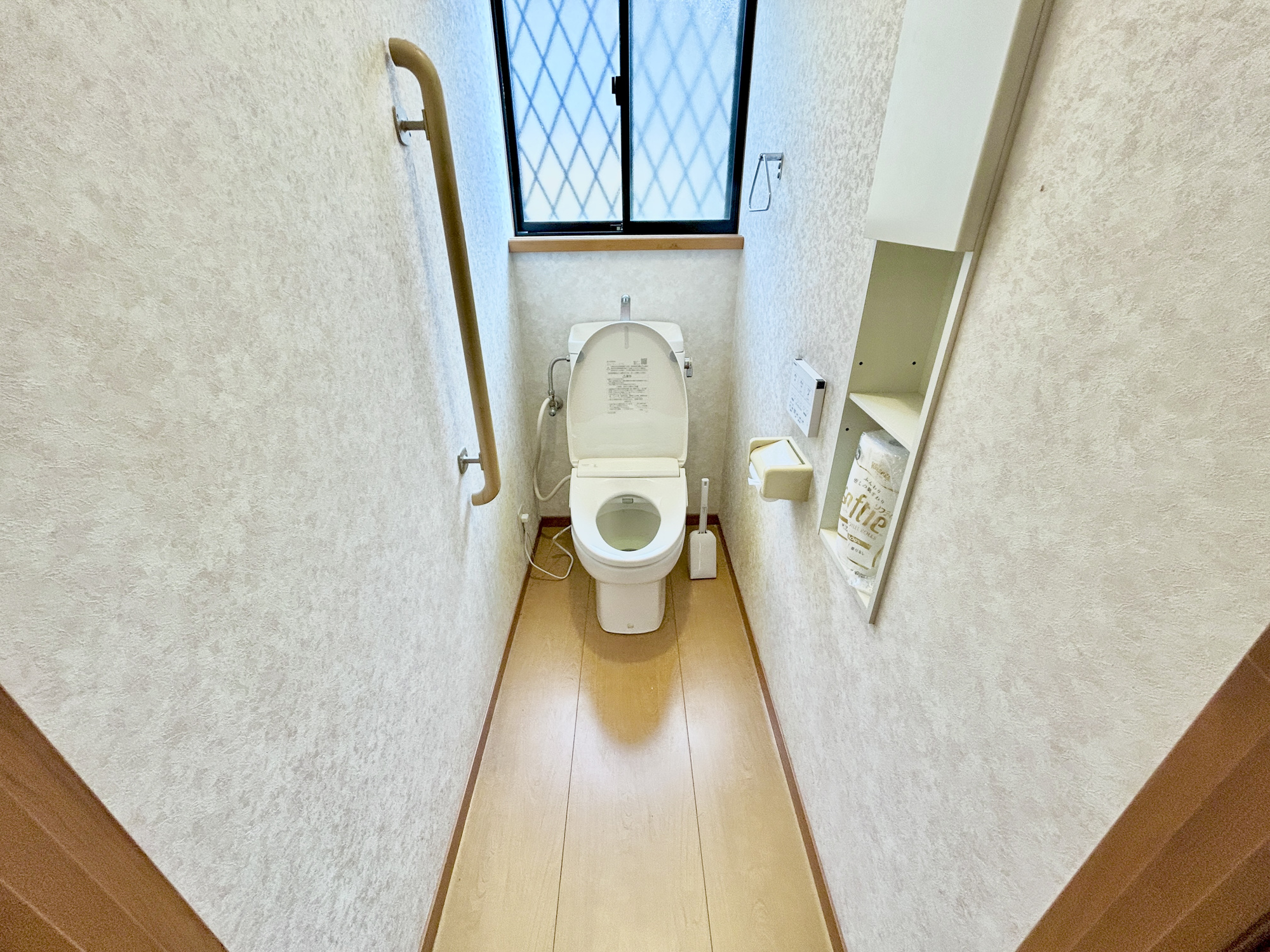 前橋市六供町　中古住宅のトイレ|節水型でエコなトイレには、今では当たり前の洗浄便座付き。便座を温める機能もついていて、居心地良くてトイレから出られなくなるかも！