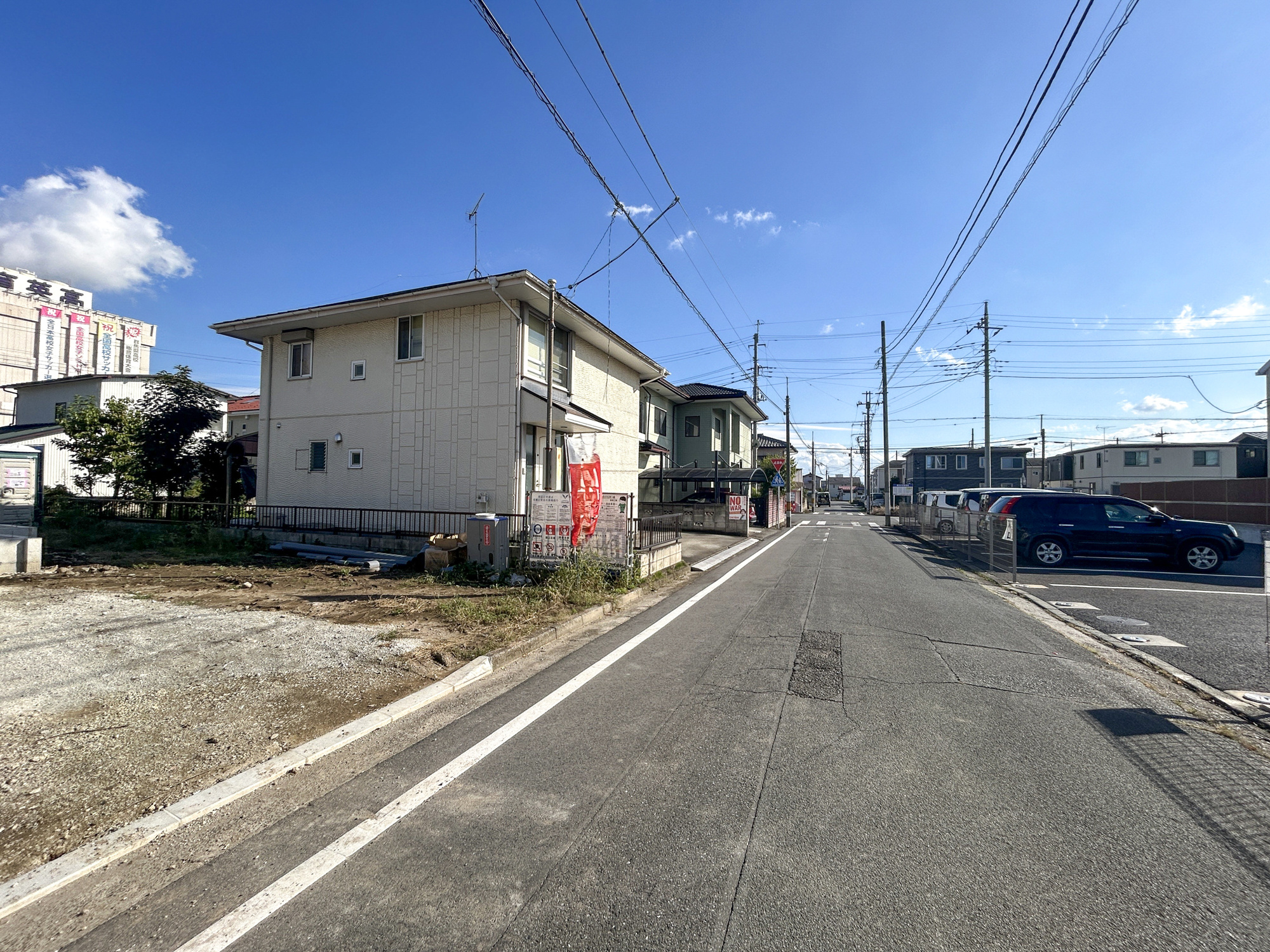 前橋市朝日が丘町　新築一戸建全1棟の前面道路含む現地写真|閑静な住宅地で子育て家族にピッタリ。毎日のお散歩も快適な緑に恵まれたエリアで、自然に包まれた穏やかな暮らしを実現するための、ゆとりある住環境が整っています。

