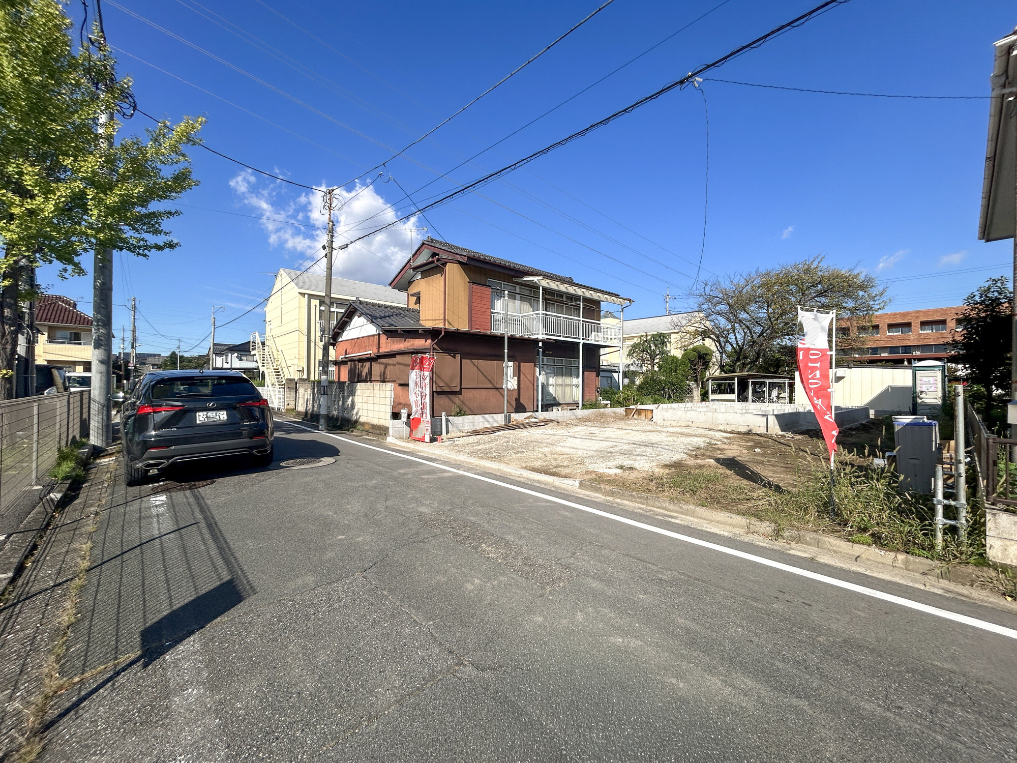 前橋市朝日が丘町　新築一戸建全1棟の前面道路含む現地写真|低層の一戸建てを中心とした街並みが整然と続き、周辺は高い建物が建っていないので、採光や開放性に恵まれ、空が広く緑の多い閑静な趣を感じる環境です。

