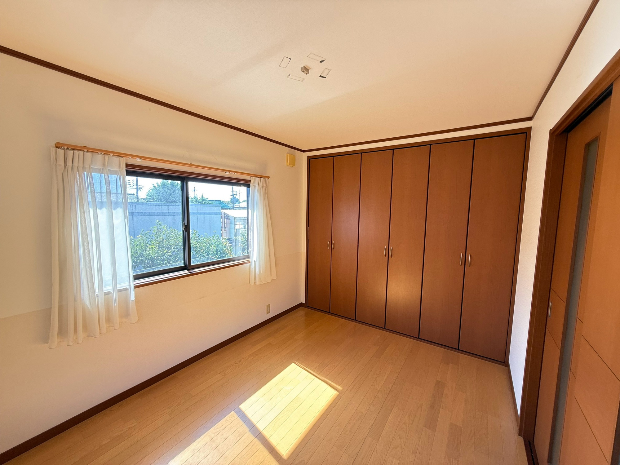 上賀茂岡本町戸建の洋室