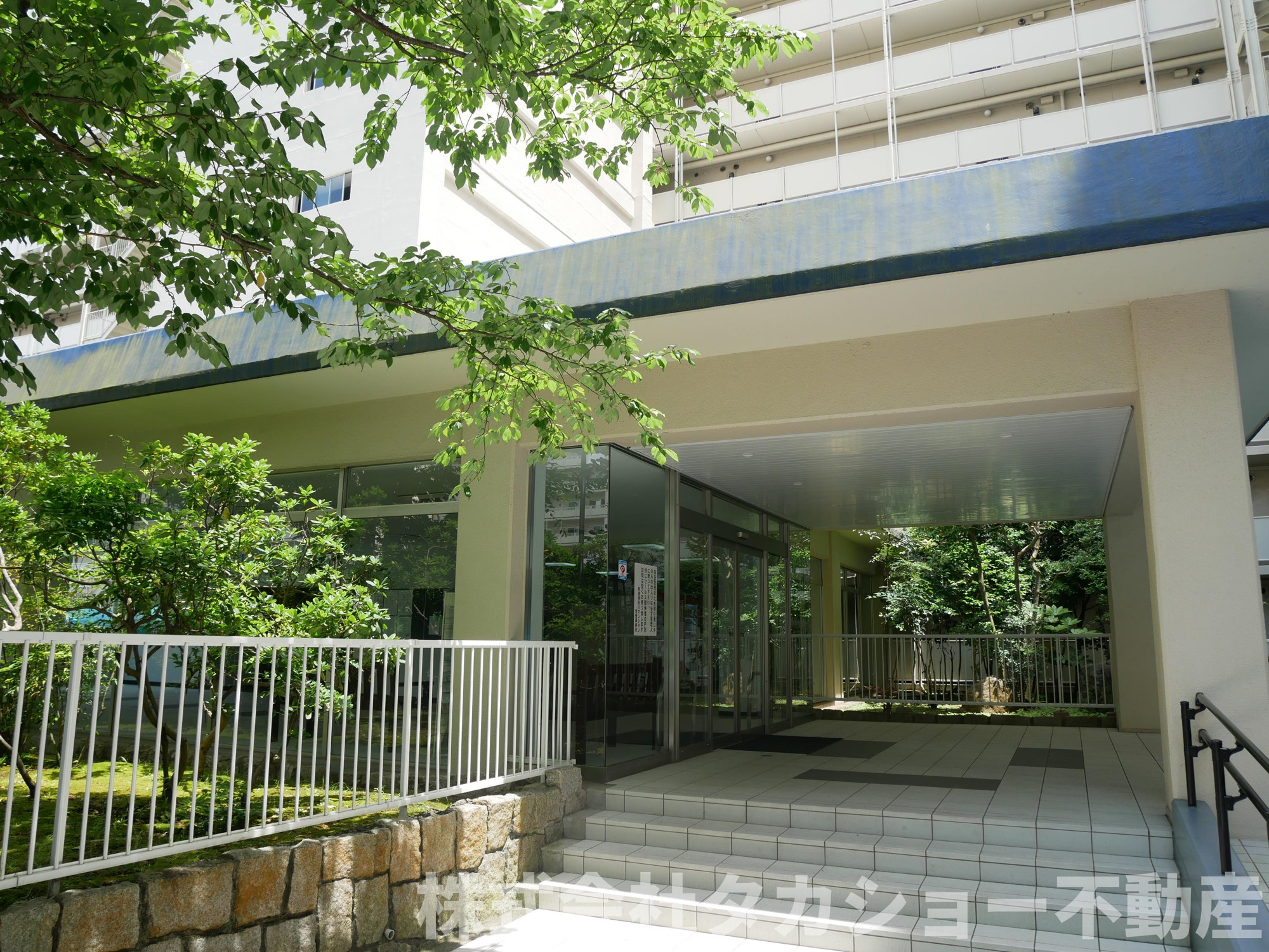 東建検見川マンションB棟のエントランス