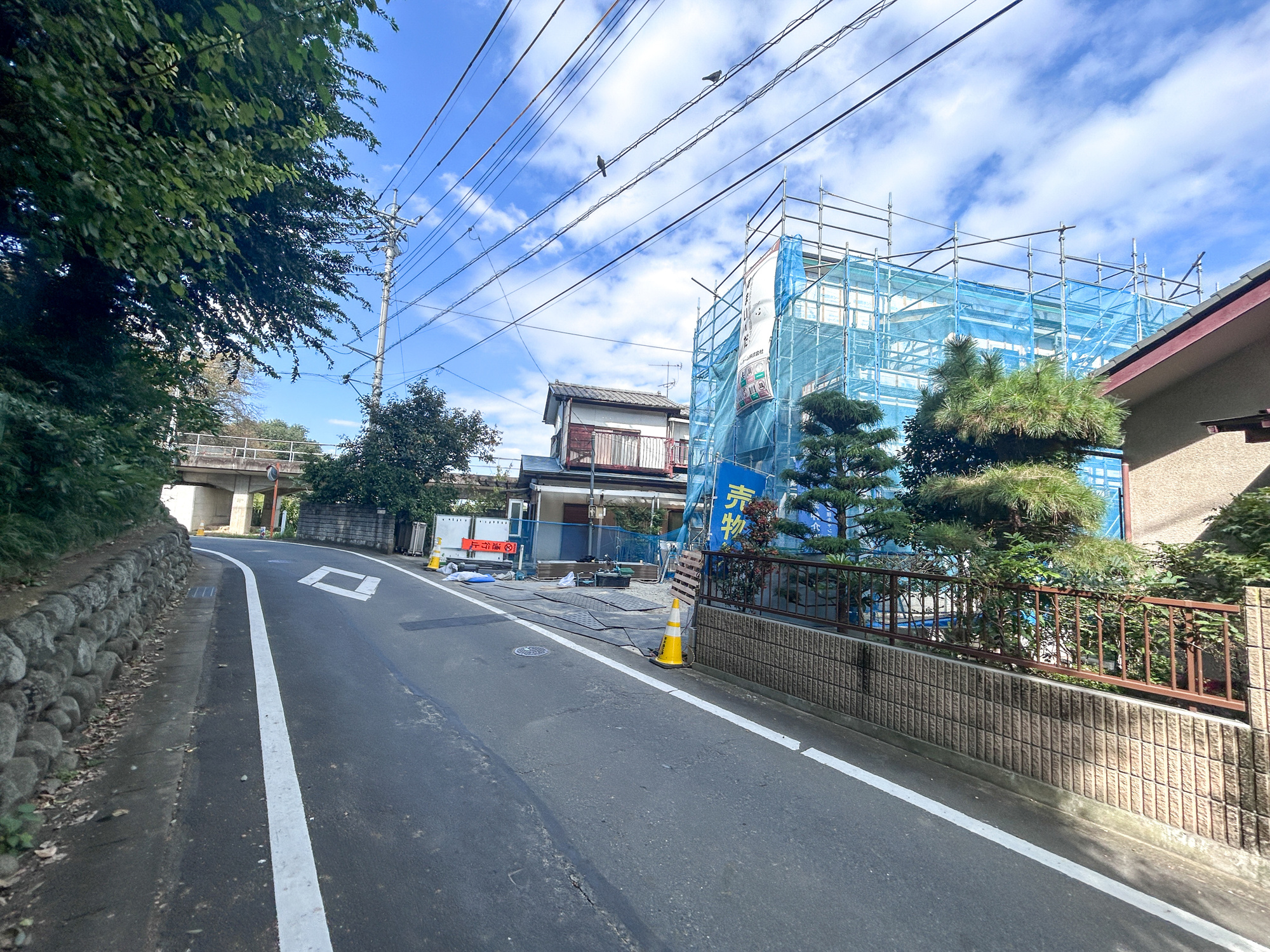 高崎市栗崎町01期　新築住宅全1棟の前面道路含む現地写真|閑静な住宅地で子育て家族にピッタリ。毎日のお散歩も快適な緑に恵まれたエリアで、自然に包まれた穏やかな暮らしを実現するための、ゆとりある住環境が整っています。

