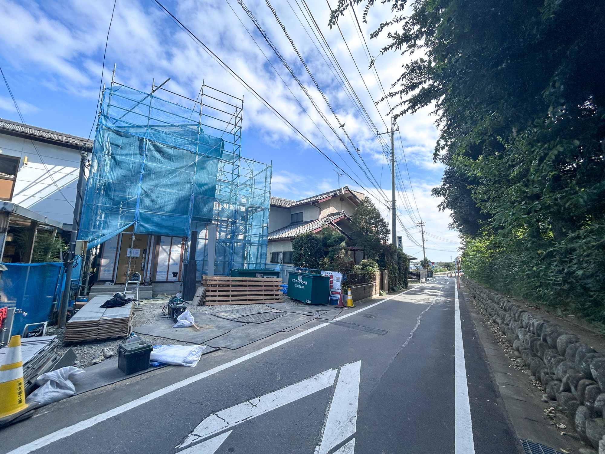 高崎市栗崎町01期　新築住宅全1棟の前面道路含む現地写真|低層の一戸建てを中心とした街並みが整然と続き、周辺は高い建物が建っていないので、採光や開放性に恵まれ、空が広く緑の多い閑静な趣を感じる環境です。

