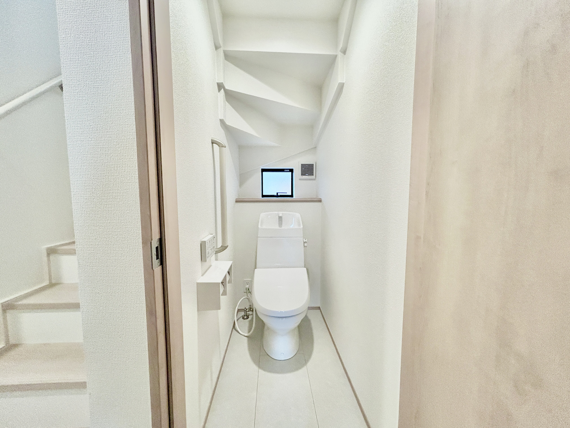 高崎市双葉町　新築住宅全1棟のトイレ|節水型でエコなトイレには、今では当たり前の洗浄付き。便座を温める機能もついていて、居心地良くてトイレから出られなくなるかも！換気用に換気扇はもちろん、窓も着いているので常に快適ですね♪