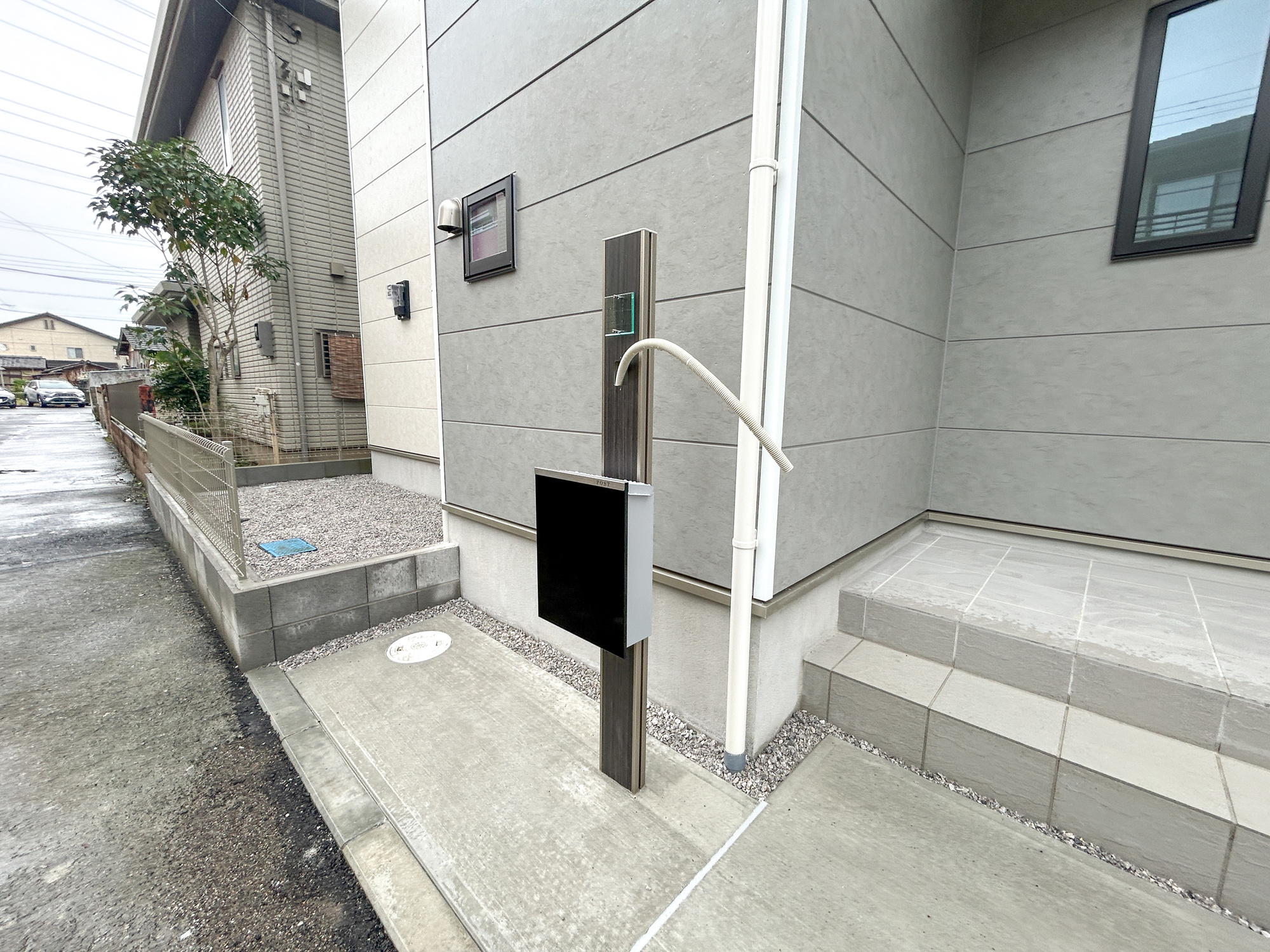 高崎市双葉町　新築住宅全1棟の設備|おしゃれな機能ポールにはポスト、インターフォン、表札設置可能です♪