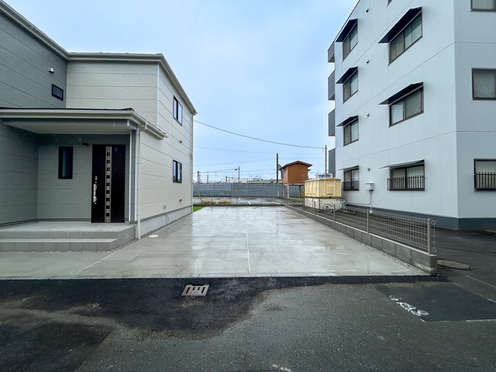 高崎市双葉町　新築住宅全1棟の駐車場|駐車場は全面アスファルト施工済みでお手入れ不要です(^^♪