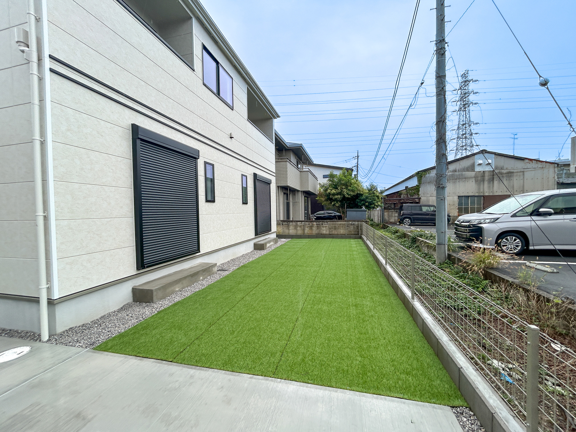 高崎市双葉町　新築住宅全1棟の庭|お庭には人工芝施工済みで緑の色が安らぎを感じさせます♪