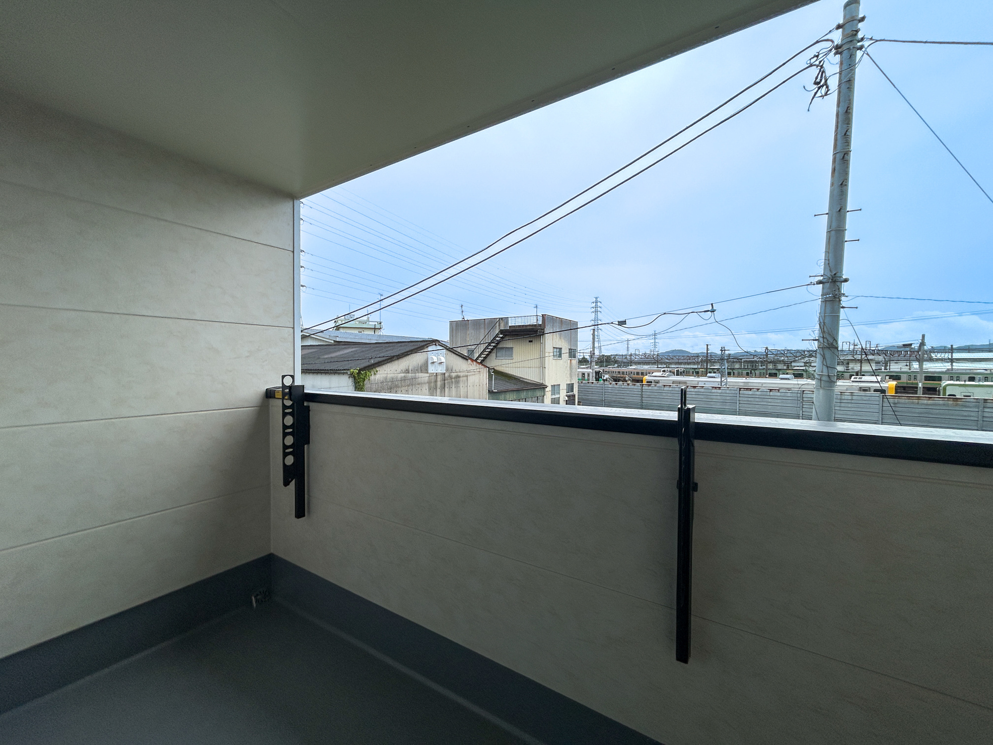 高崎市双葉町　新築住宅全1棟のバルコニー|インナーバルコニーなので急な雨でも安心♪広々としたバルコニーで日々の洗濯物はもちろん、布団などの大物もたくさん干していただけます♪