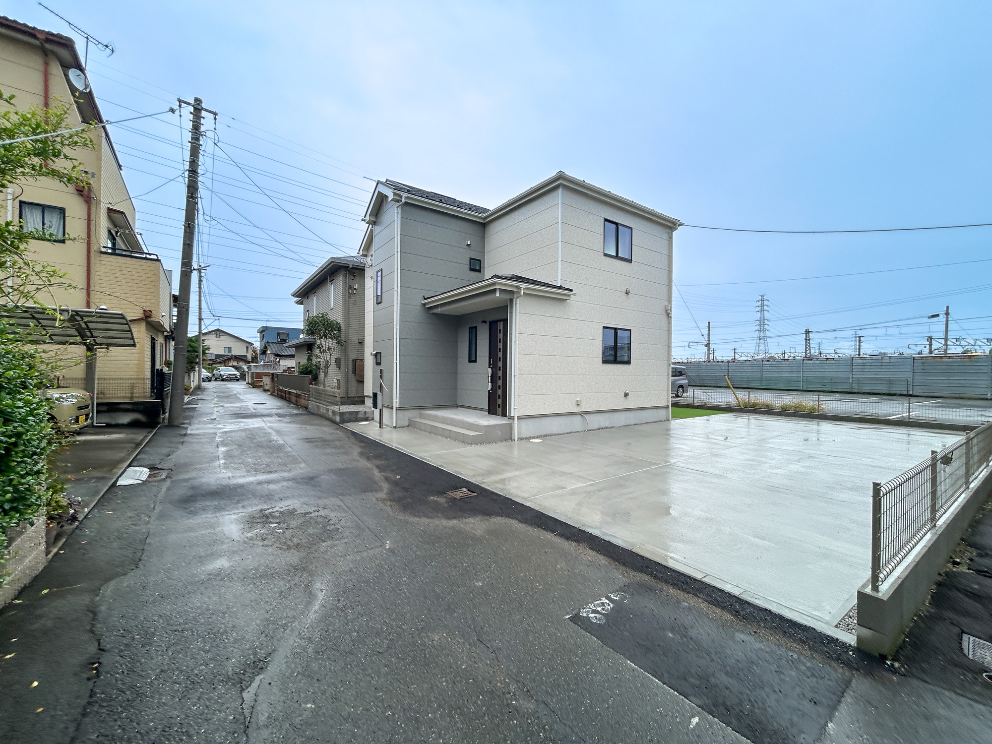 高崎市双葉町　新築住宅全1棟の前面道路含む現地写真|閑静な住宅地で子育て家族にピッタリ。毎日のお散歩も快適な緑に恵まれたエリアで、自然に包まれた穏やかな暮らしを実現するための、ゆとりある住環境が整っています。

