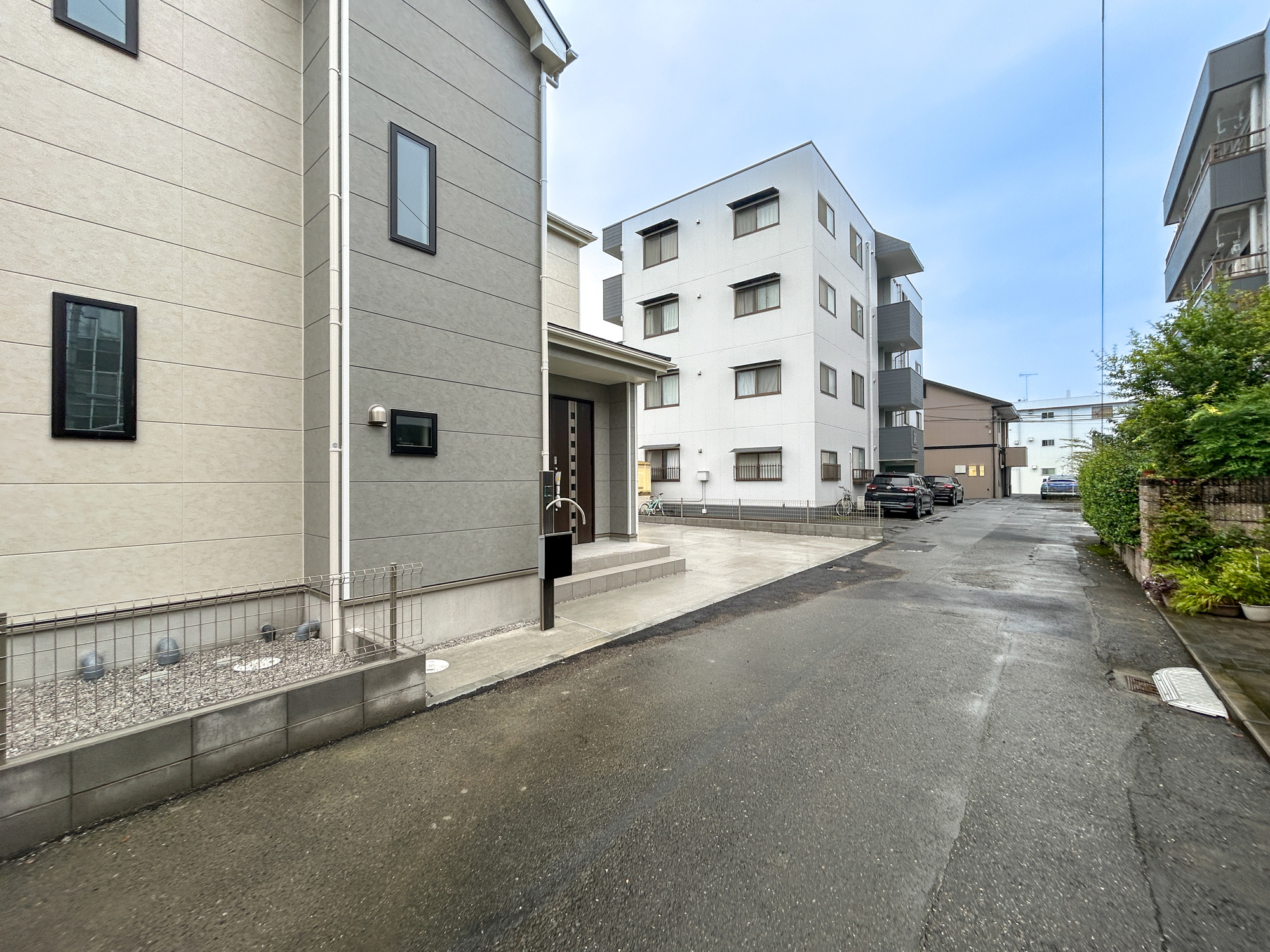 高崎市双葉町　新築住宅全1棟の前面道路含む現地写真|低層の一戸建てを中心とした街並みが整然と続き、周辺は高い建物が建っていないので、採光や開放性に恵まれ、空が広く緑の多い閑静な趣を感じる環境です。

