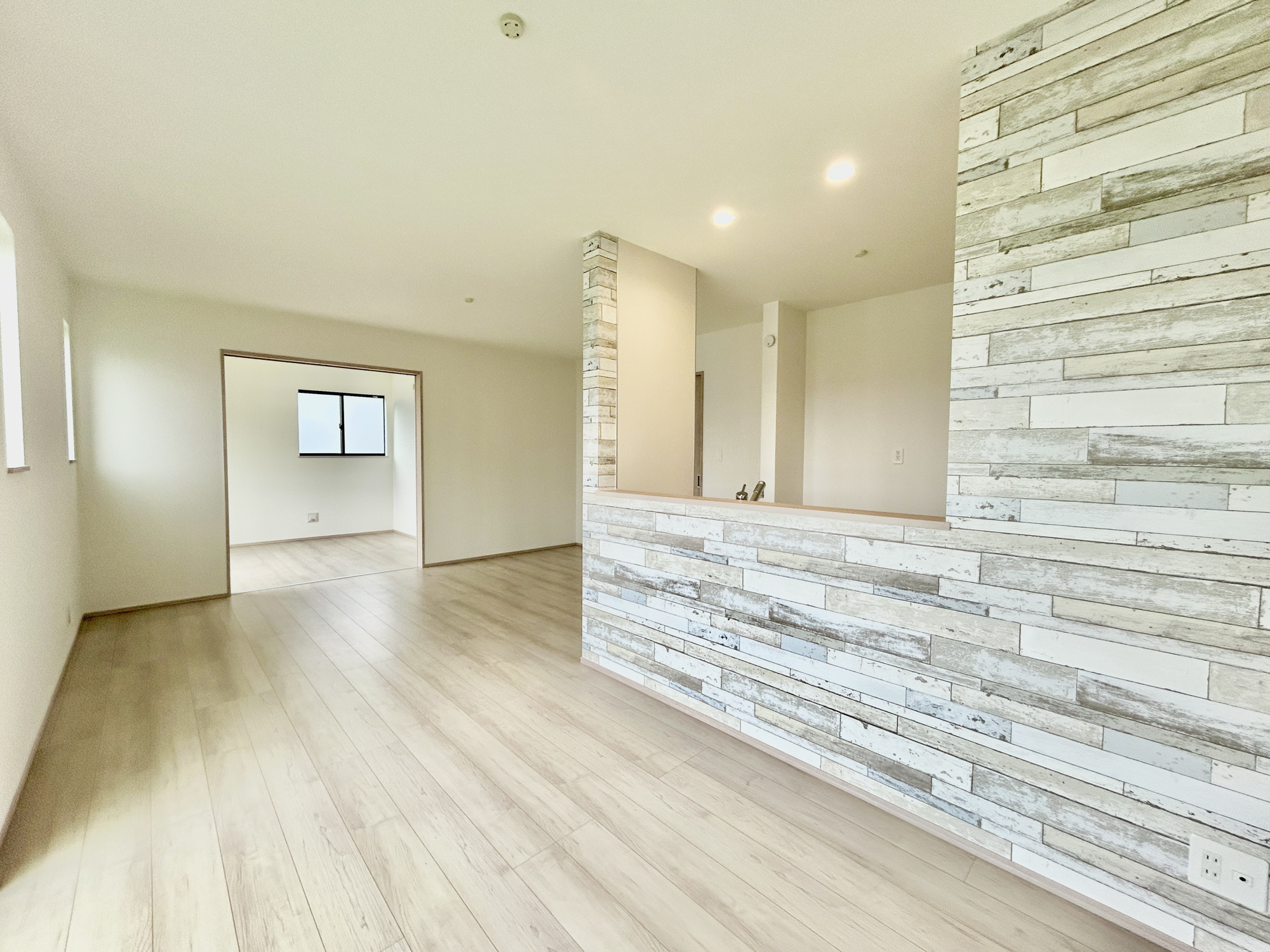 高崎市双葉町　新築住宅全1棟の居間・リビング|室内にいても、たっぷりの陽光と爽やかな風を感じて頂ける、開放感あふれるリビングです。
ご家族と穏やかに過ごす、心地の良い時間が流れます。