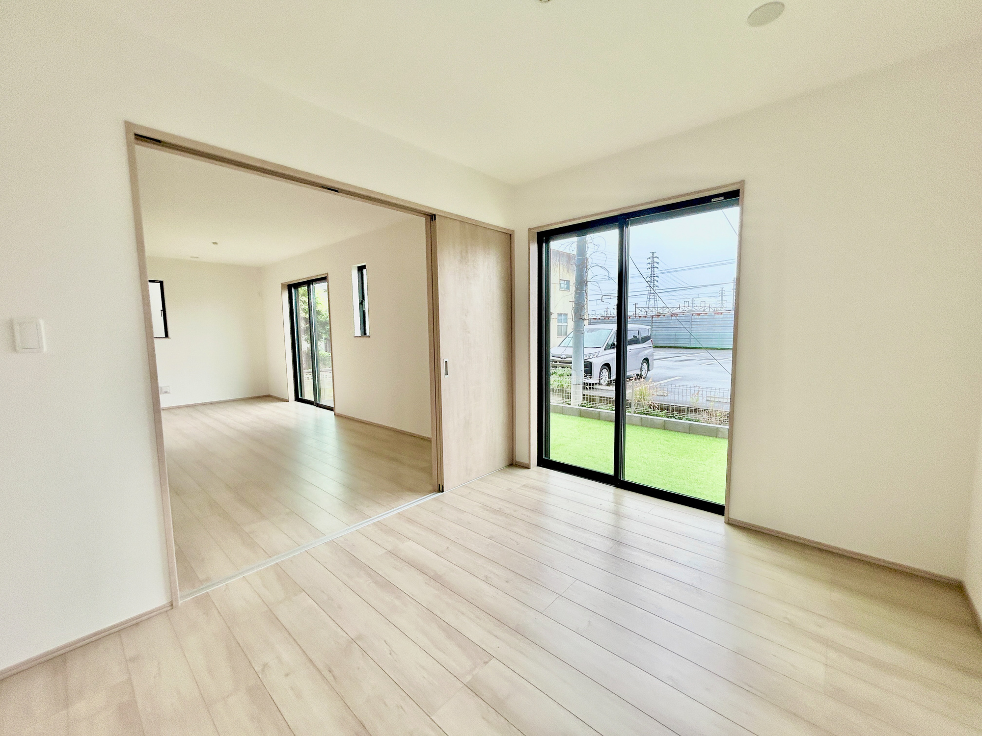 高崎市双葉町　新築住宅全1棟の洋室|LDKと隣接した洋室。
リビングから目が届く場所なので、お子様の遊び部屋・お昼寝スペースとして使うのもオススメです♪