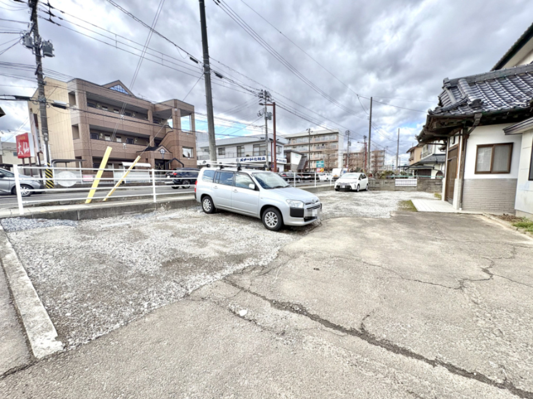 若林区若林五丁目アパート他の駐車場|戸建て側駐車場