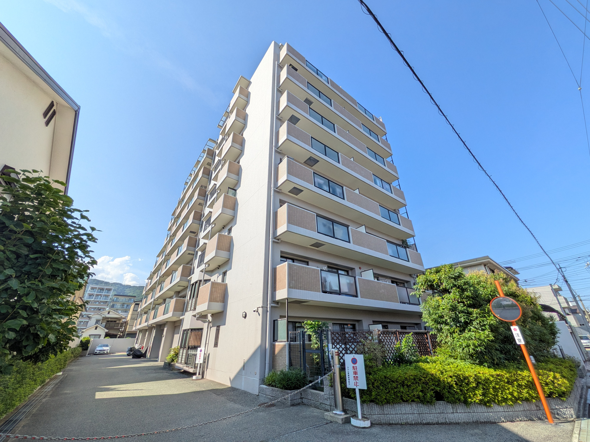 カルム東灘の外観|1994年建築の新耐震マンション・8階建