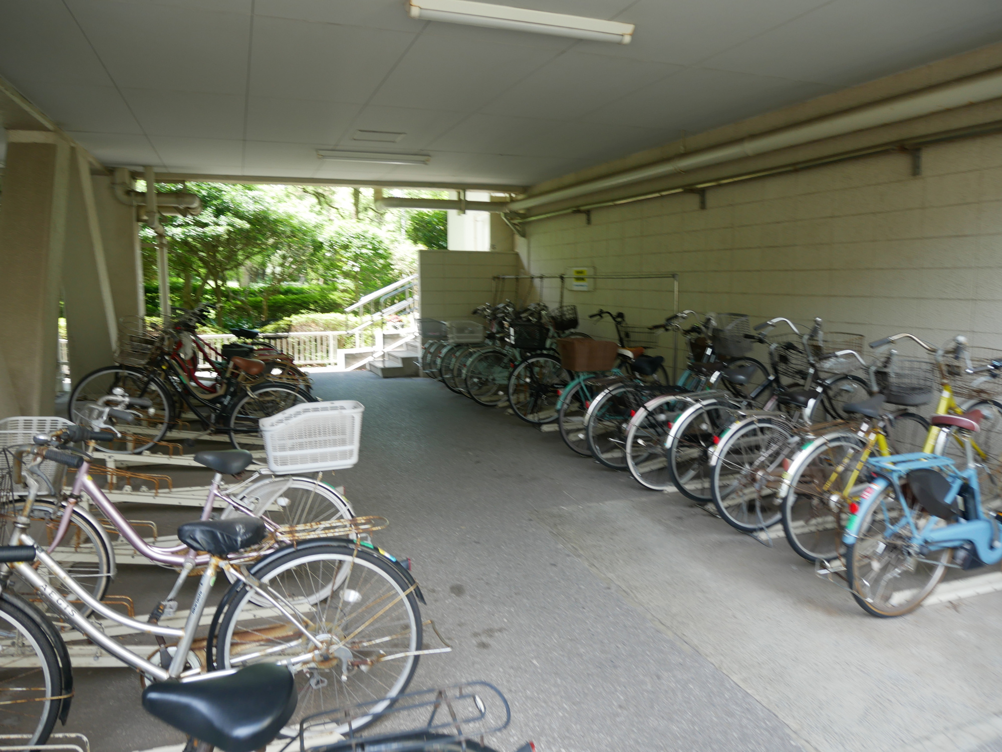 東建検見川マンション　A棟の駐車場