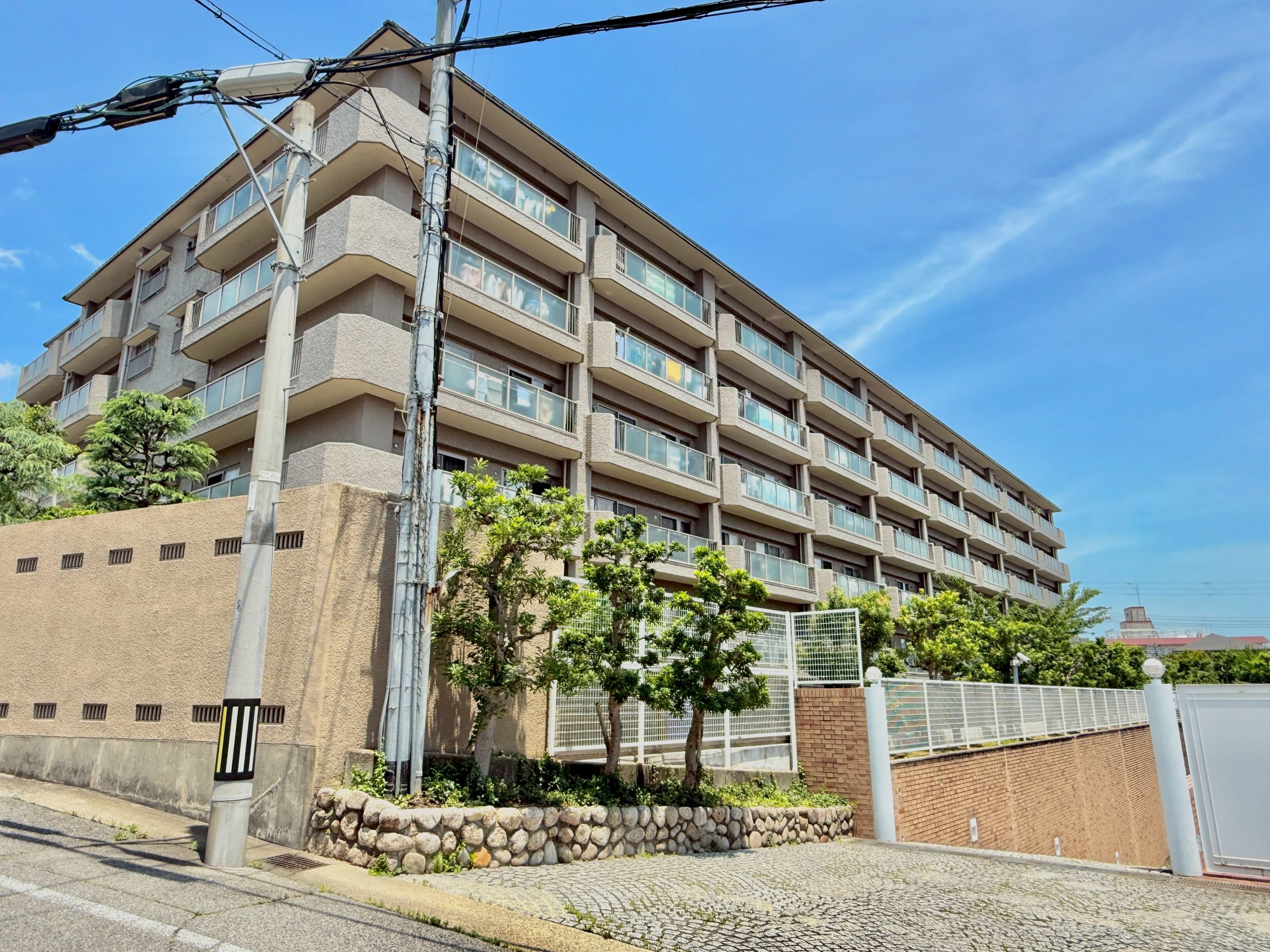 御影パークマンションの外観|周辺環境含め是非一度ご確認くださいませ。
ご質問等ございましたらお気軽にご連絡ください。