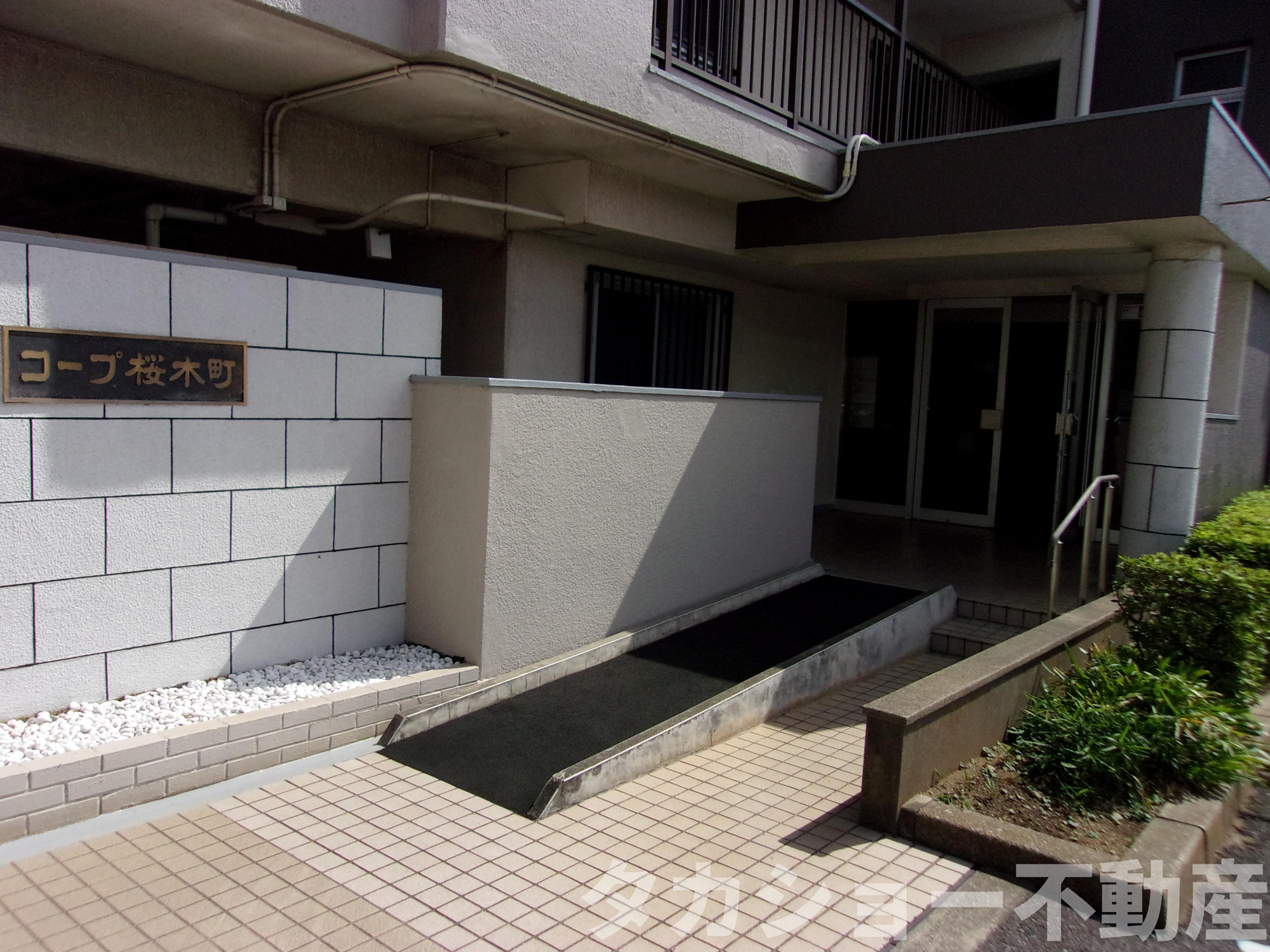 コープ桜木町のエントランス|落ち着いたエントランスです