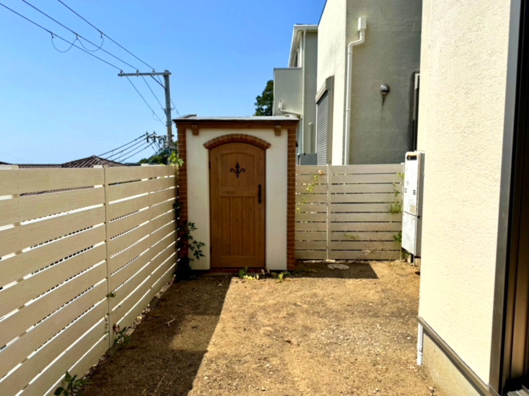 森北町７丁目 戸建の庭|庭は高めのフェンスがあるため、視線が気になりにくく、ペットがよろこぶ広さと配置です。