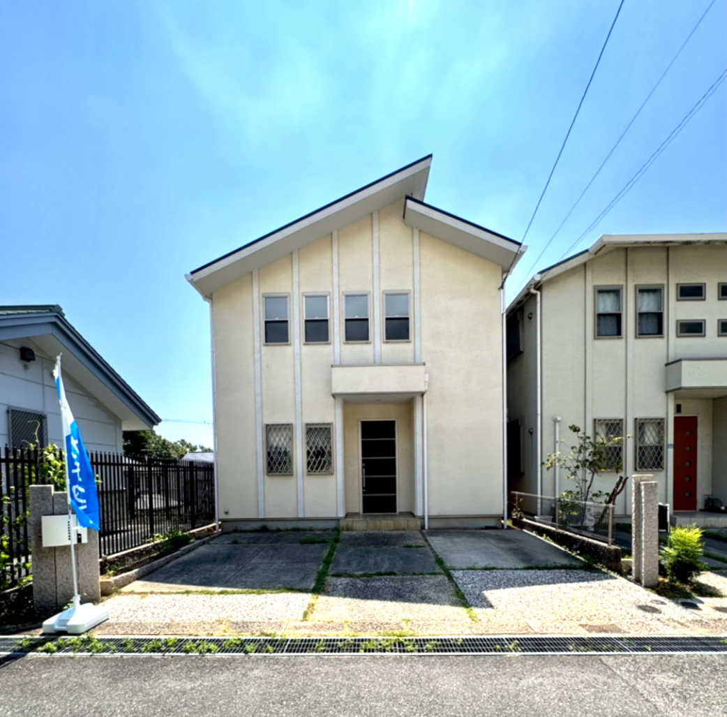 森北町７丁目 戸建の外観|白を基調とした広々とした駐車スペースが2台分確保されており、