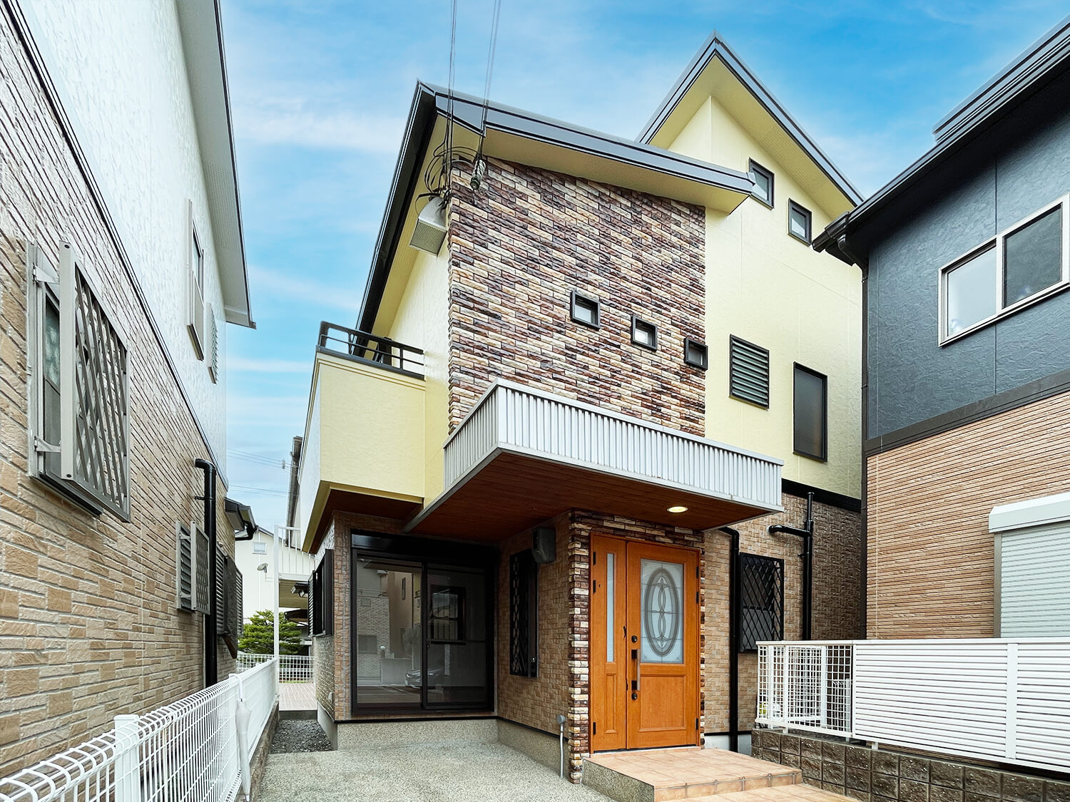 西宮市泉町　中古戸建の外観|敷地100.09㎡（約30.2坪）　建延89.01㎡（約26.9坪）の木造2階建です。
