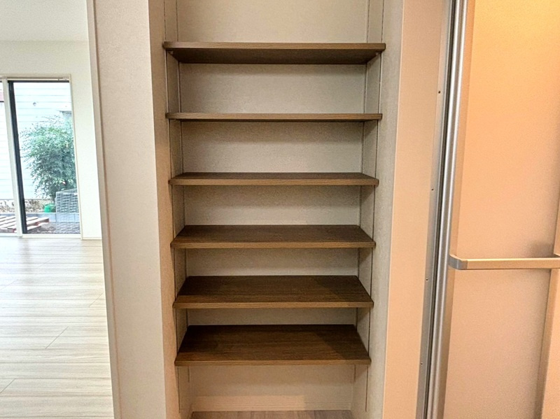 行田市佐間２丁目　洗面室収納　タオルやシャンプー、洗剤の詰め替え用等の収納に便利です。可動棚タイプの収納となっておりますので、お好きな高さに調節してお使いいただけます。