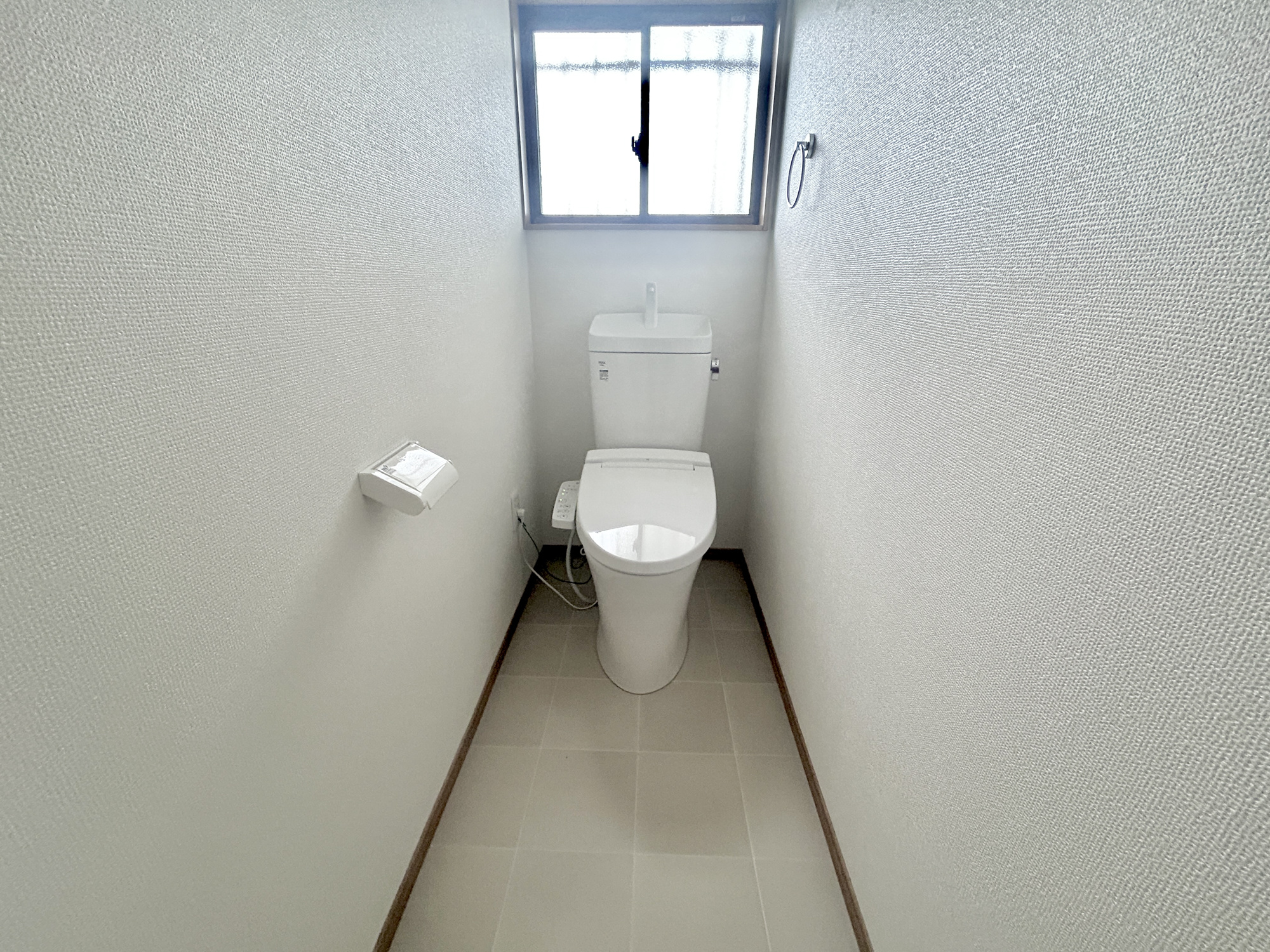高崎市吉井町吉井川3期　中古住宅のトイレ|節水型でエコなトイレには、今では当たり前の洗浄付き。便座を温める機能もついていて、居心地良くてトイレから出られなくなるかも！換気用に換気扇はもちろん、窓も着いているので常に快適ですね♪