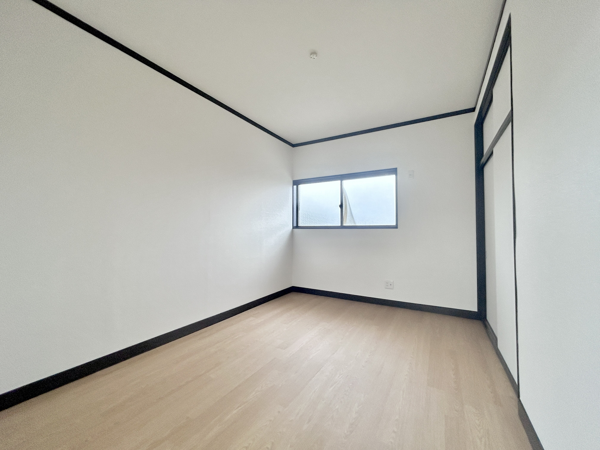 高崎市吉井町吉井川3期　中古住宅の洋室|木目のフローリングが暖かみのある室内に。明るい寝室で心地のいい朝を迎えられそう。