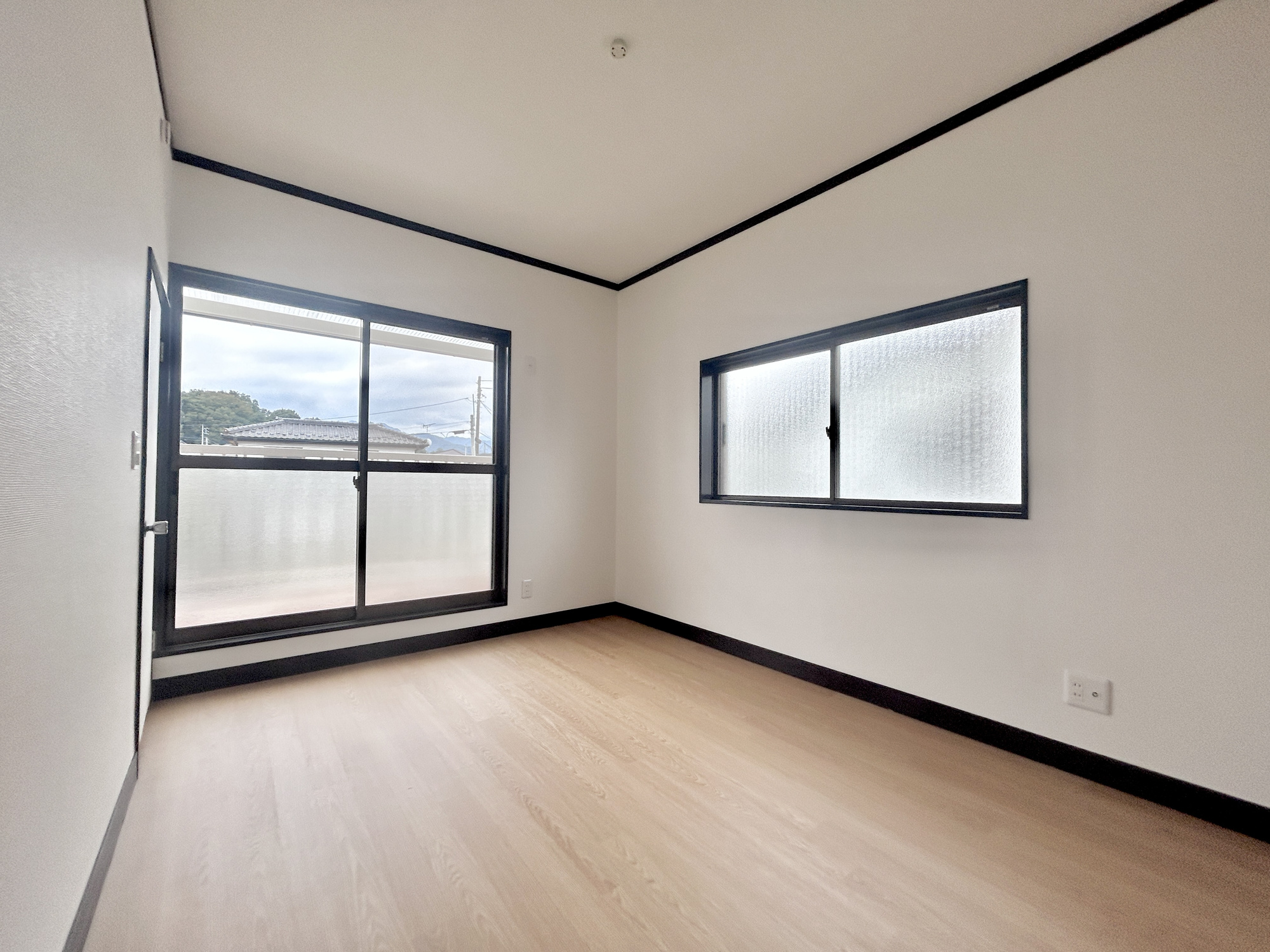 高崎市吉井町吉井川3期　中古住宅の寝室|大きな窓からたっぷりと陽光が注がれる明るい空間。家族の成長に対応できる永住仕様の間取り。一日の疲れをいやしてくれる主寝室。時を忘れて過ごす場所として過ごせるお部屋。