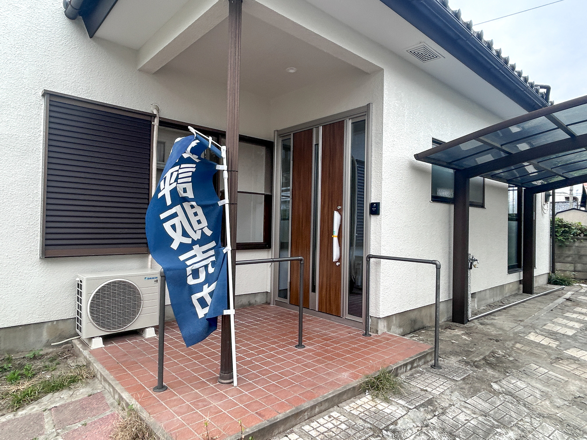 高崎市吉井町吉井川3期　中古住宅の玄関|玄関上は屋根があるので雨の心配いらず♪