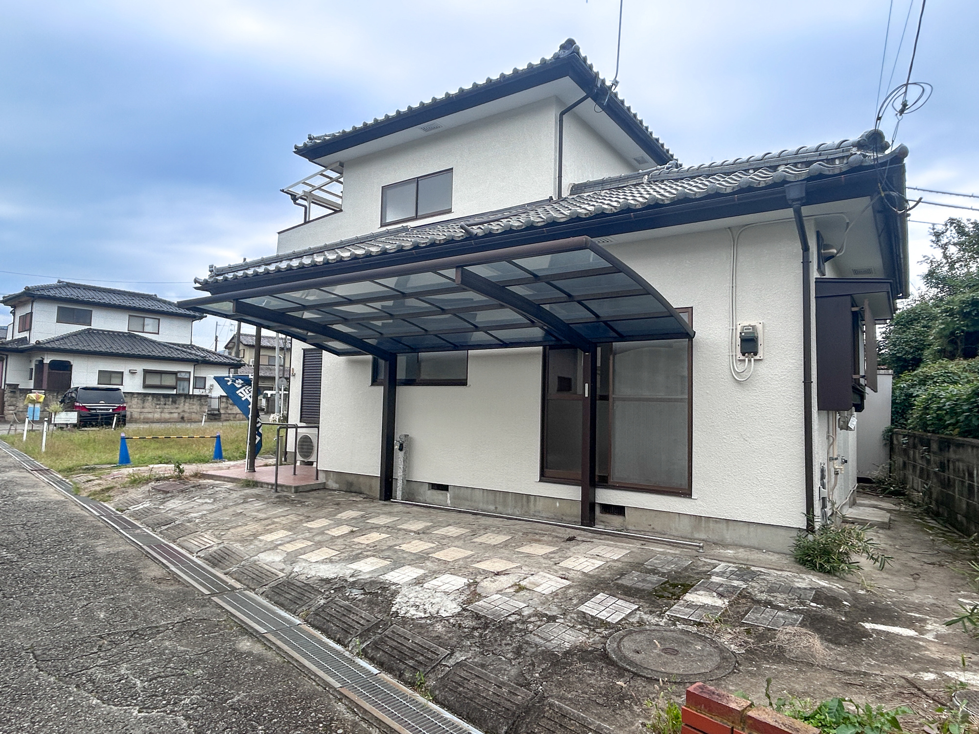 高崎市吉井町吉井川3期　中古住宅の駐車場|大切な愛車を守るカーポート付きです(^^♪