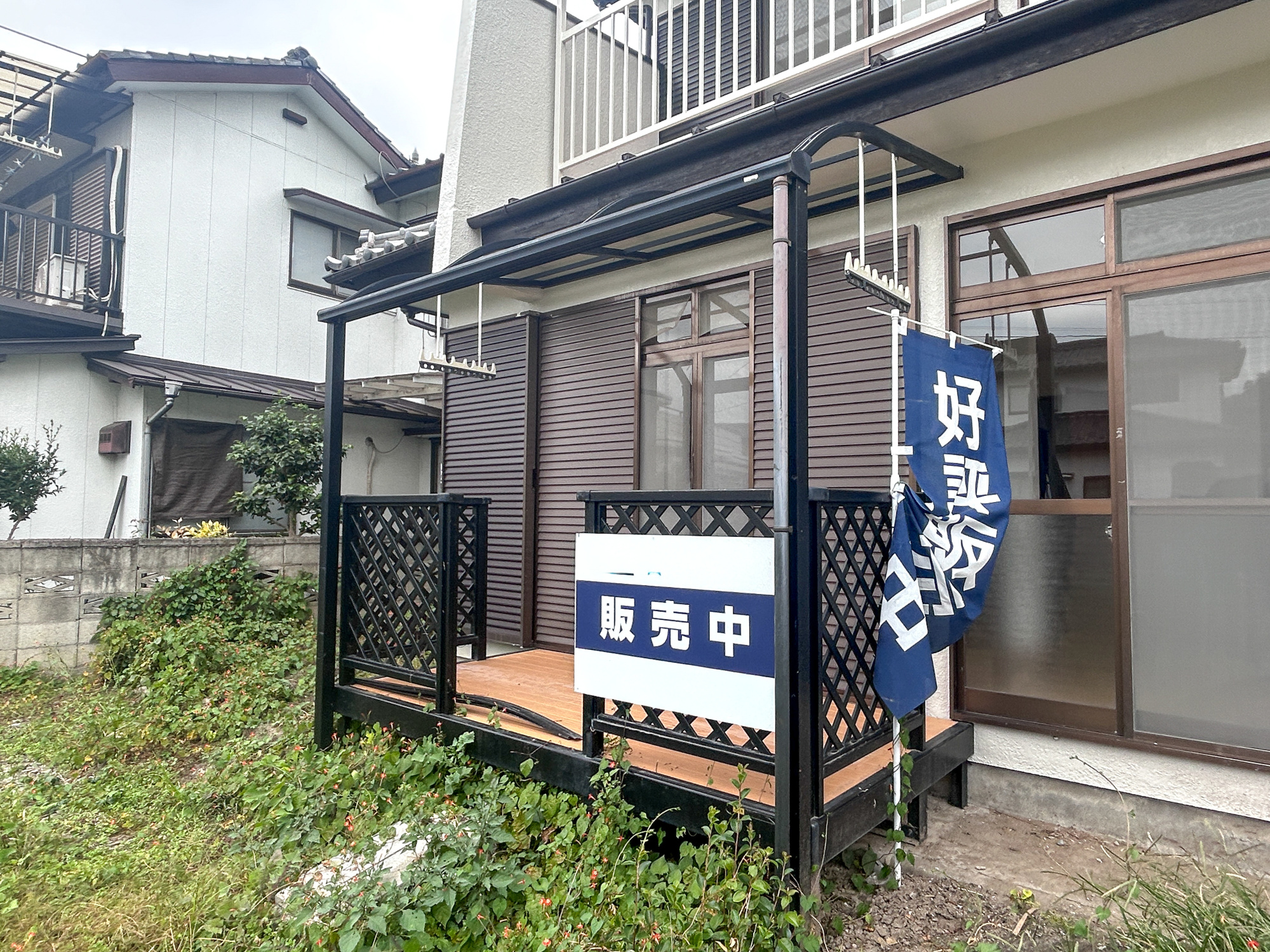高崎市吉井町吉井川3期　中古住宅のその他|テラス屋根は急な雨でも洗濯物が濡れず安心です♪